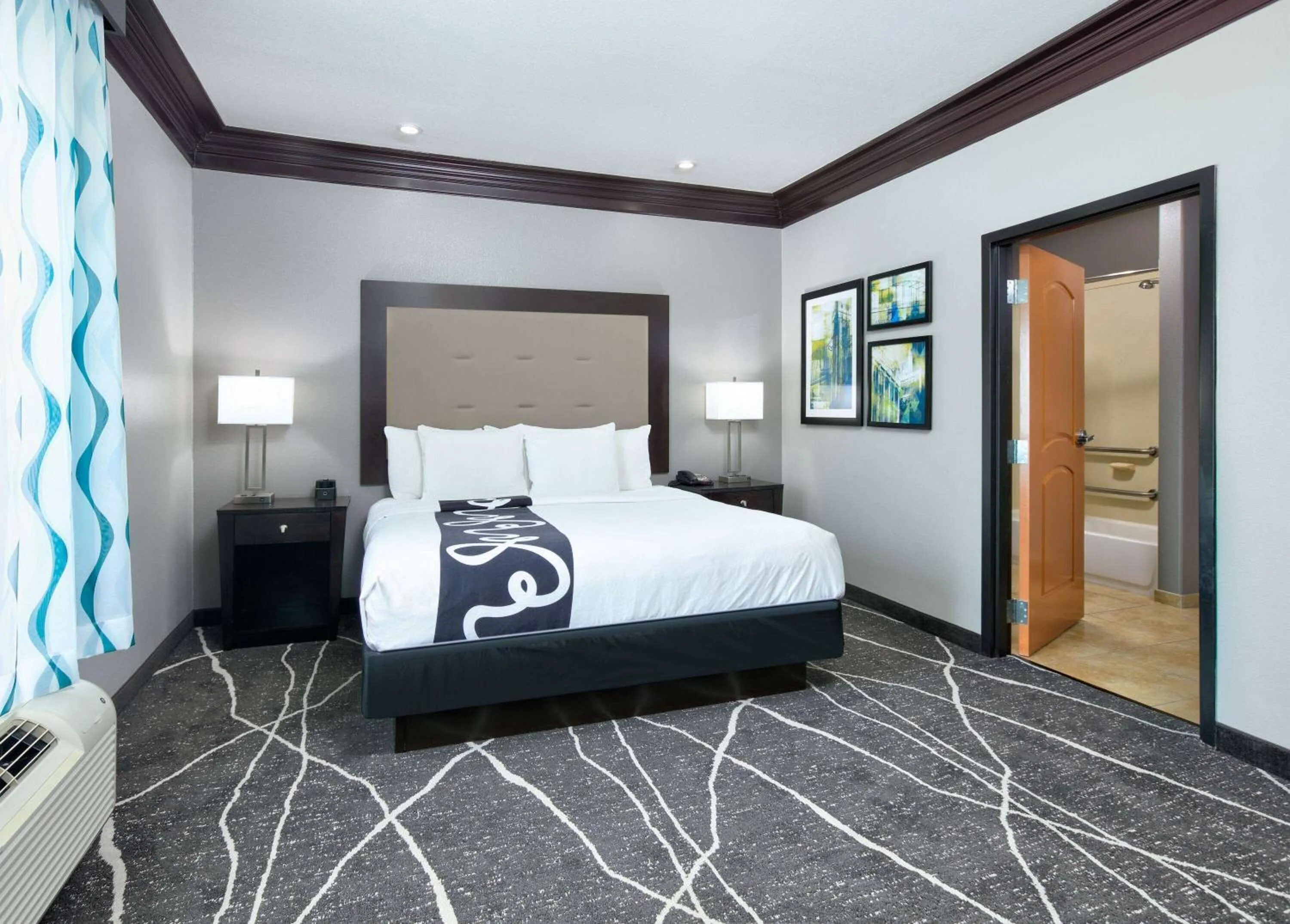 Deluxe King Suite with City View - Mobility Access/Non-Smoking in La Quinta by Wyndham Little Rock - Bryant