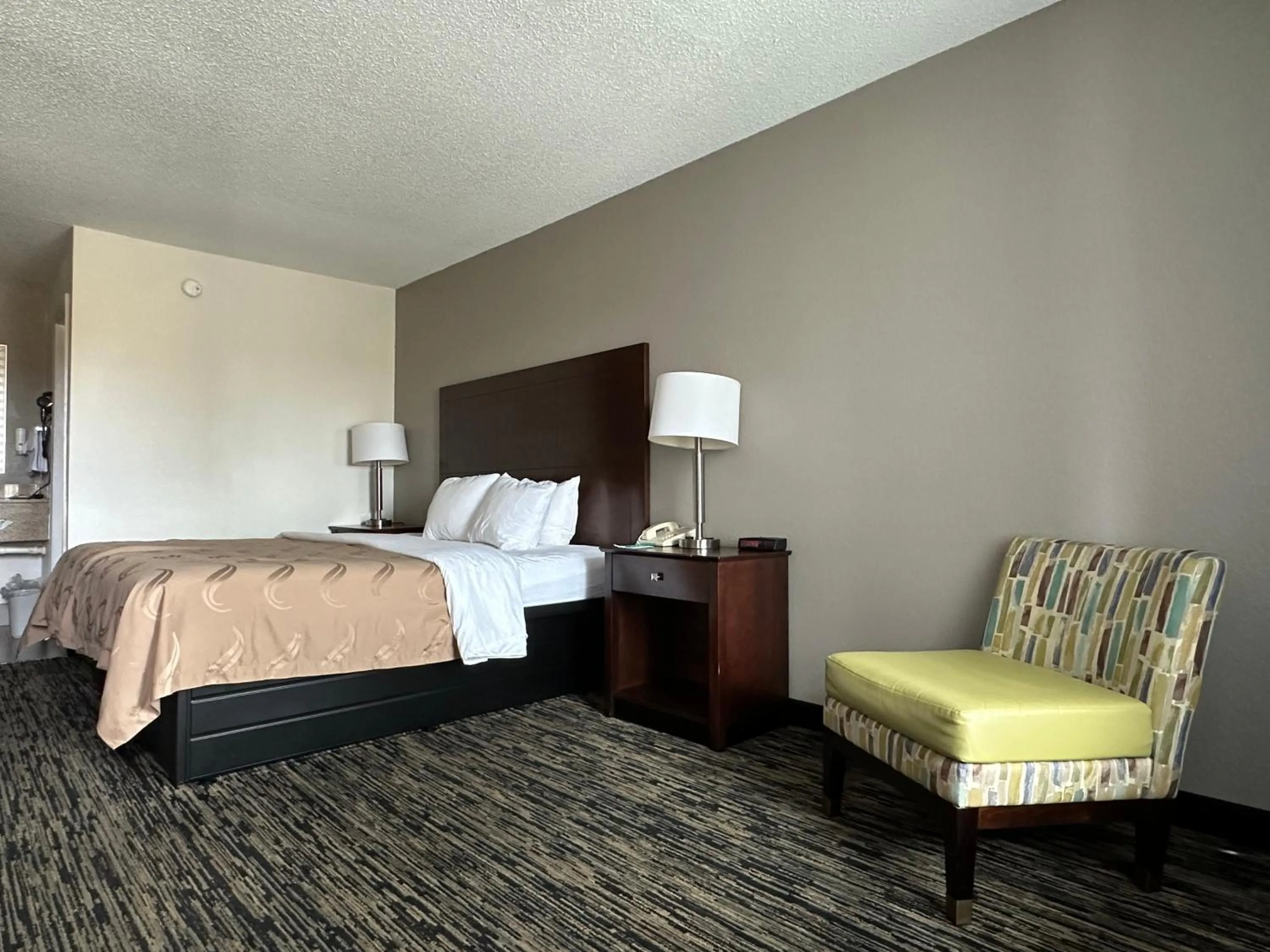 King Room - Non-Smoking in Quality Inn Calhoun North I-75