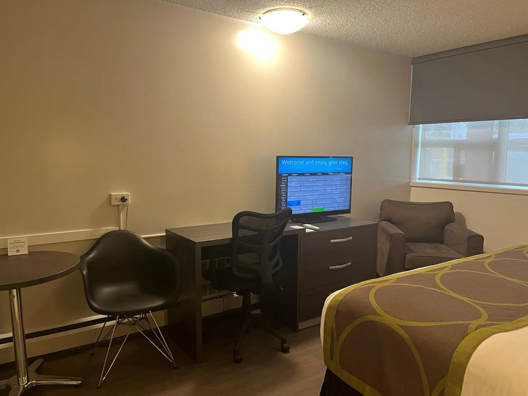King Room with Kitchenette - Pet-Friendly/Non-Smoking in Super 8 by Wyndham Macleod Trail Calgary