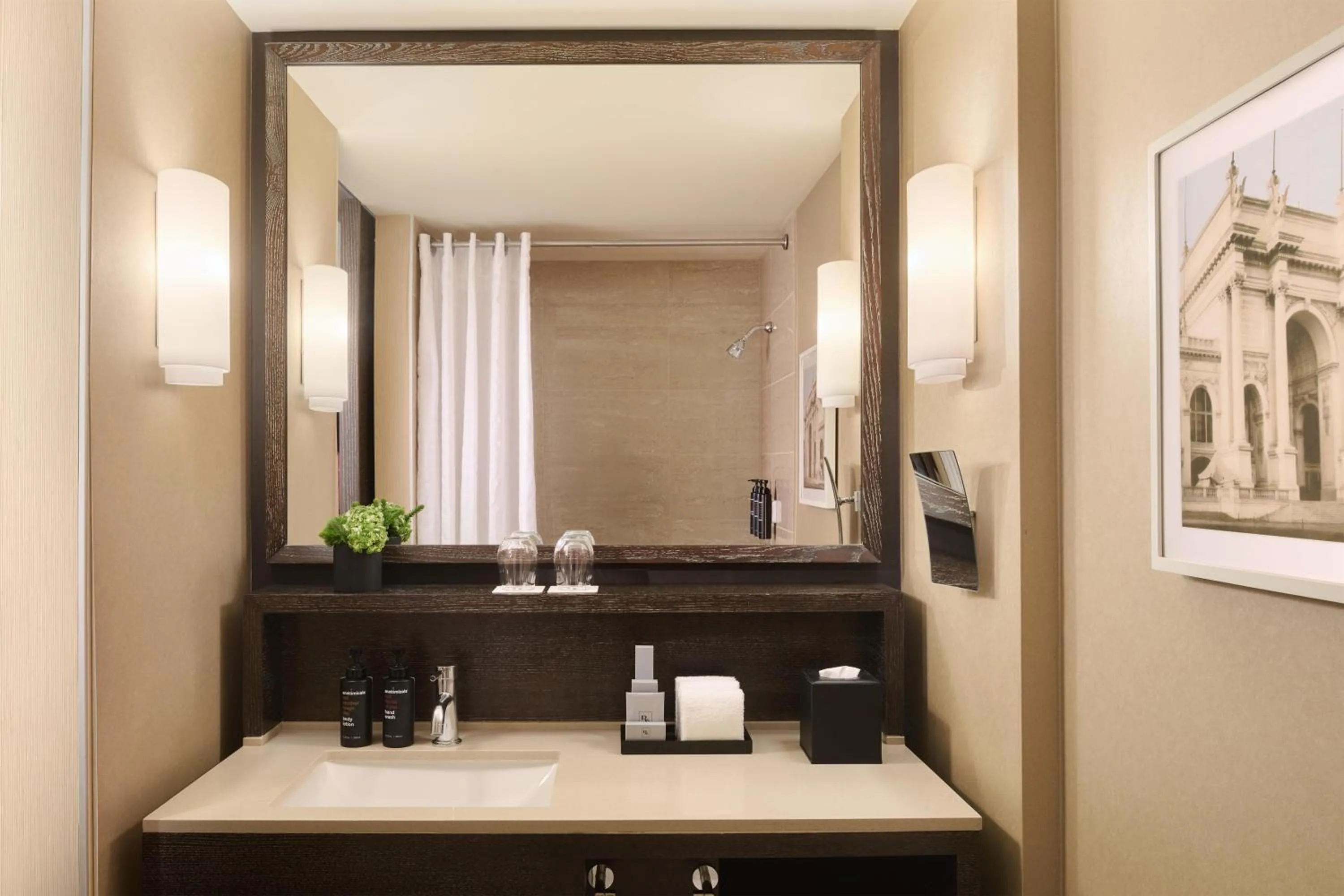 Deluxe King Room with Tub - Mobility/Hearing Accessible in The Royal Sonesta Chicago River North