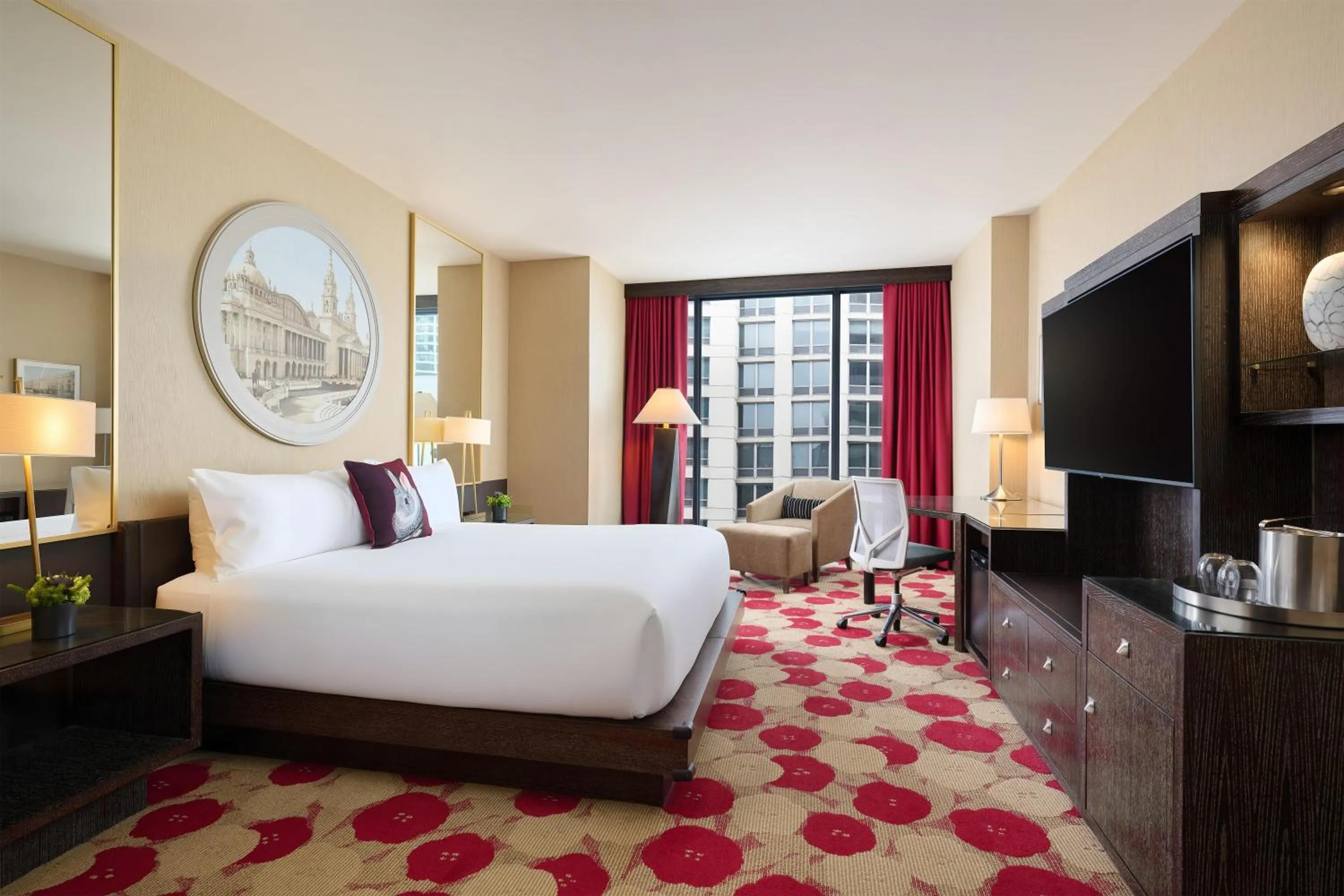 Deluxe King Room with City View and Roll-in Shower - Mobility/Hearing Accessible in The Royal Sonesta Chicago River North