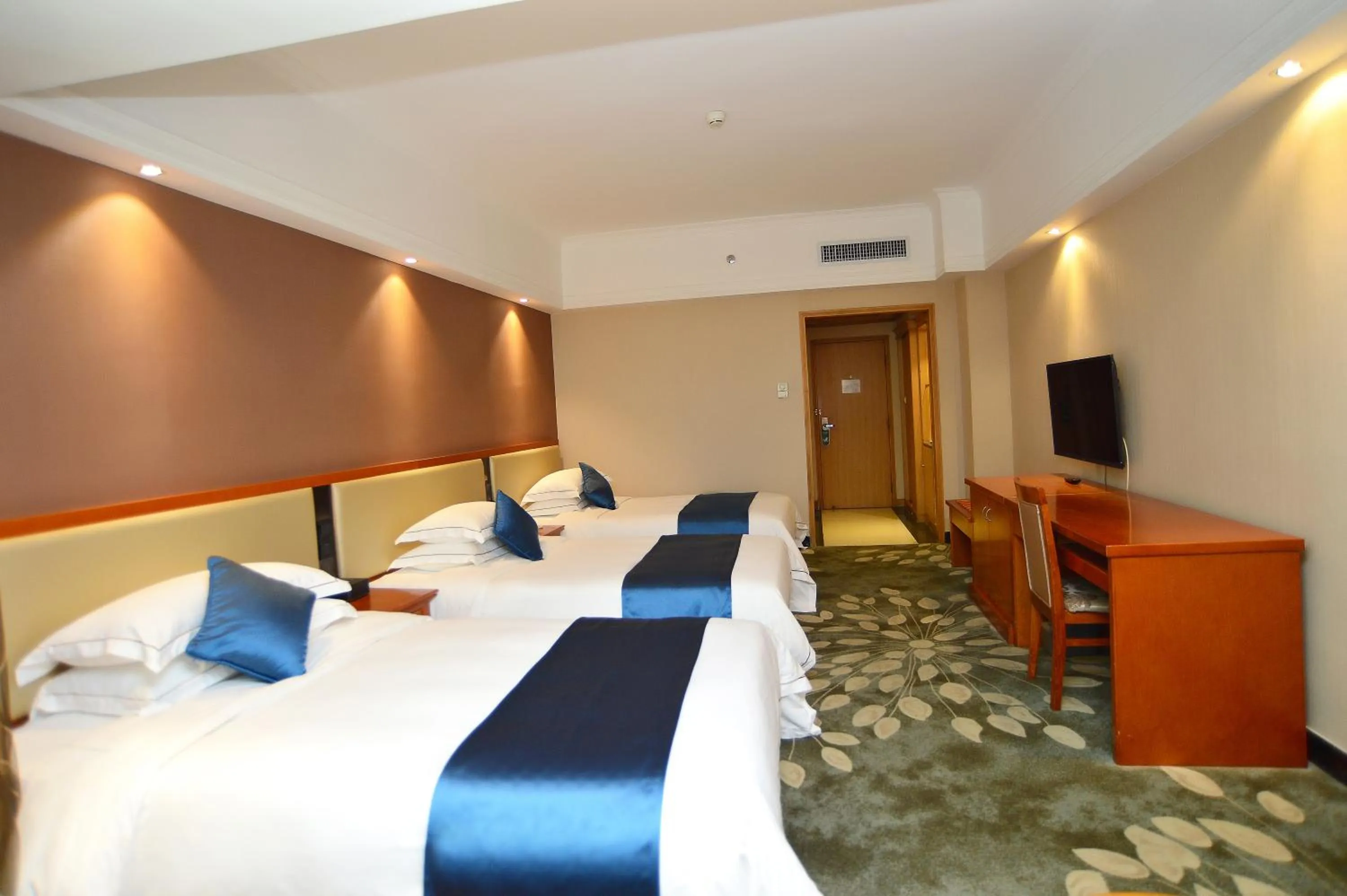 Deluxe Triple Room in Shenzhen Kaili Hotel, Guomao Shopping Mall