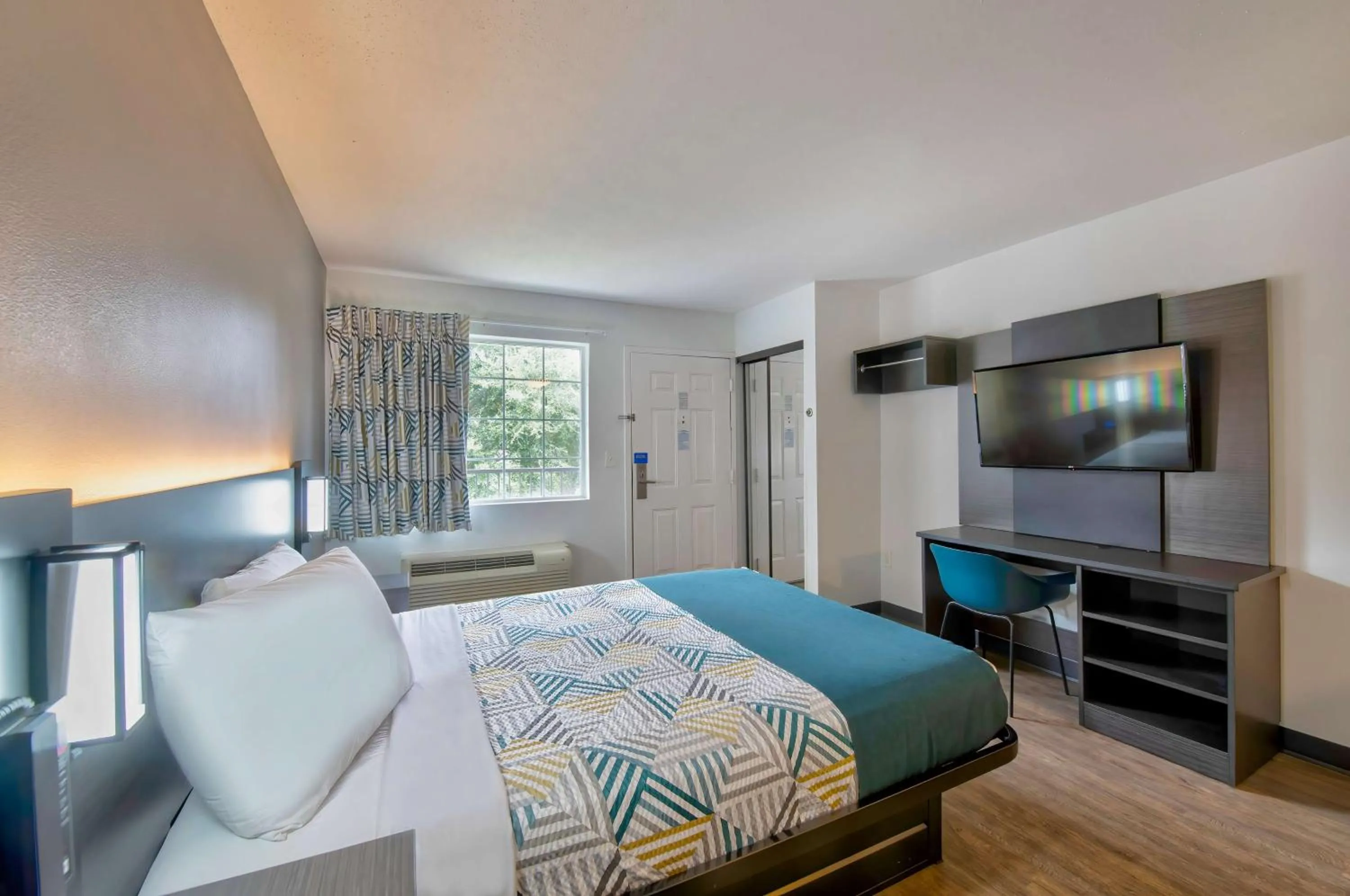 Queen Room - Smoking in Studio 6-Pascagoula, MS