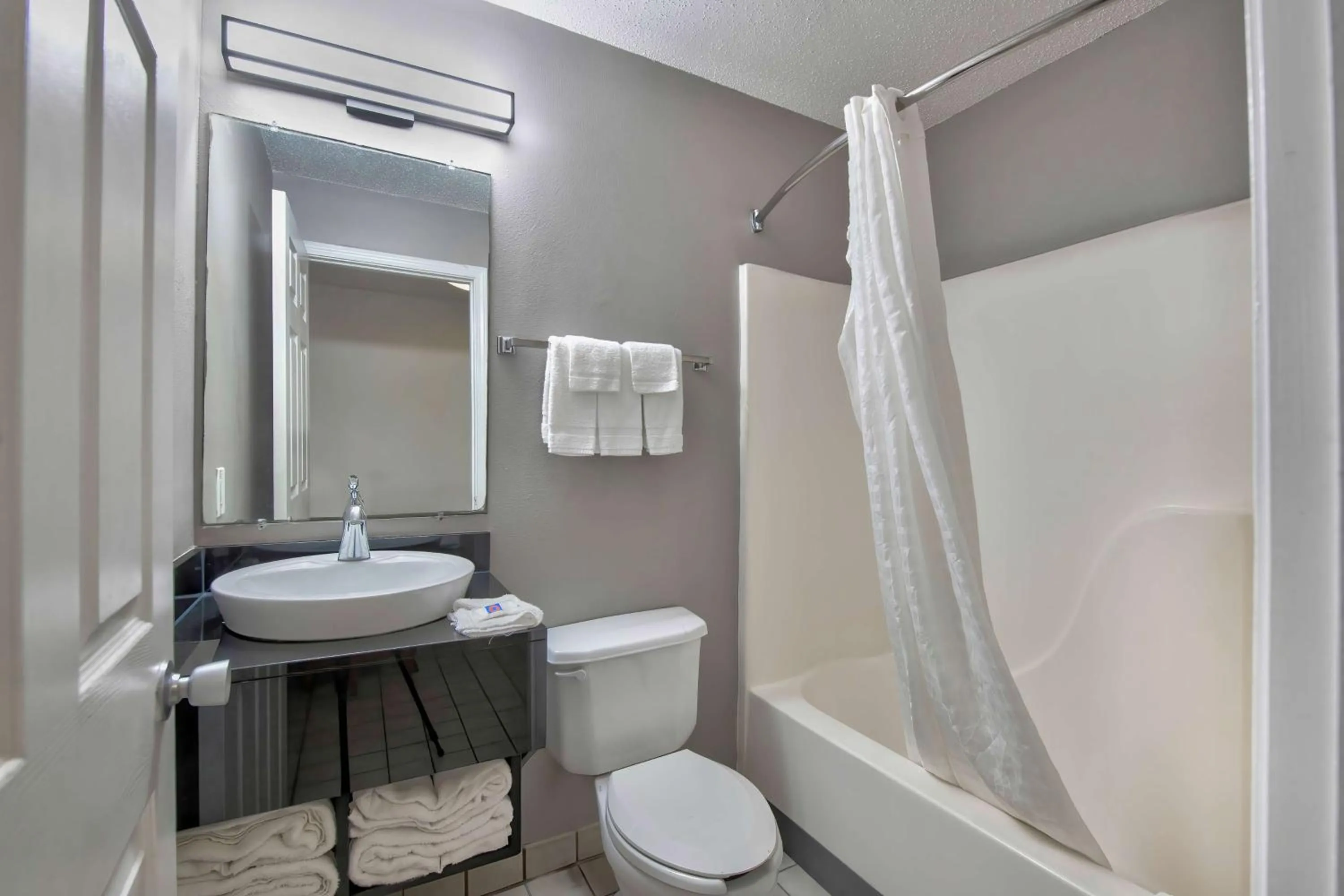 Queen Room - Disability Access - Non-Smoking in Studio 6-Pascagoula, MS