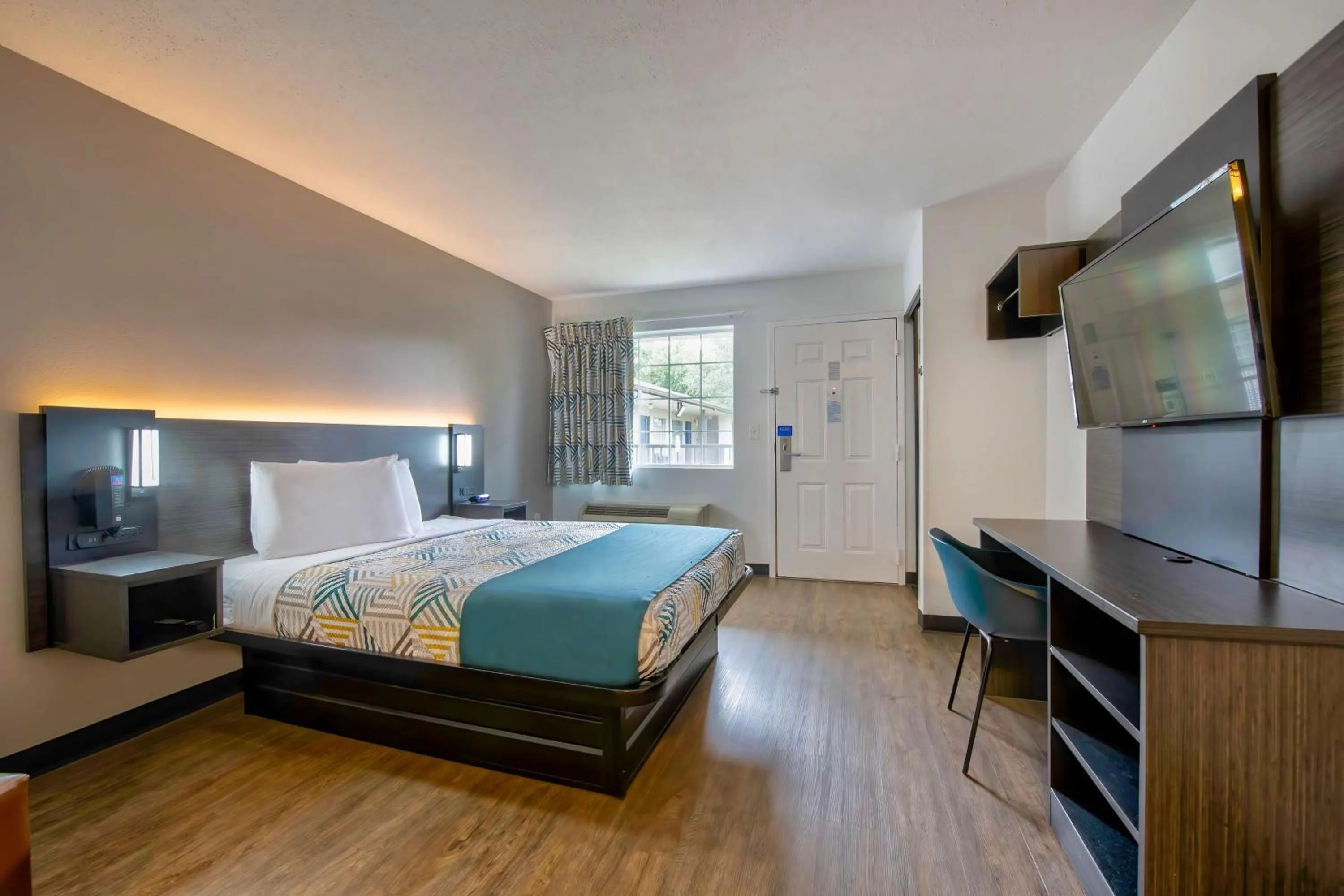 Queen Room - Disability Access - Non-Smoking in Studio 6-Pascagoula, MS