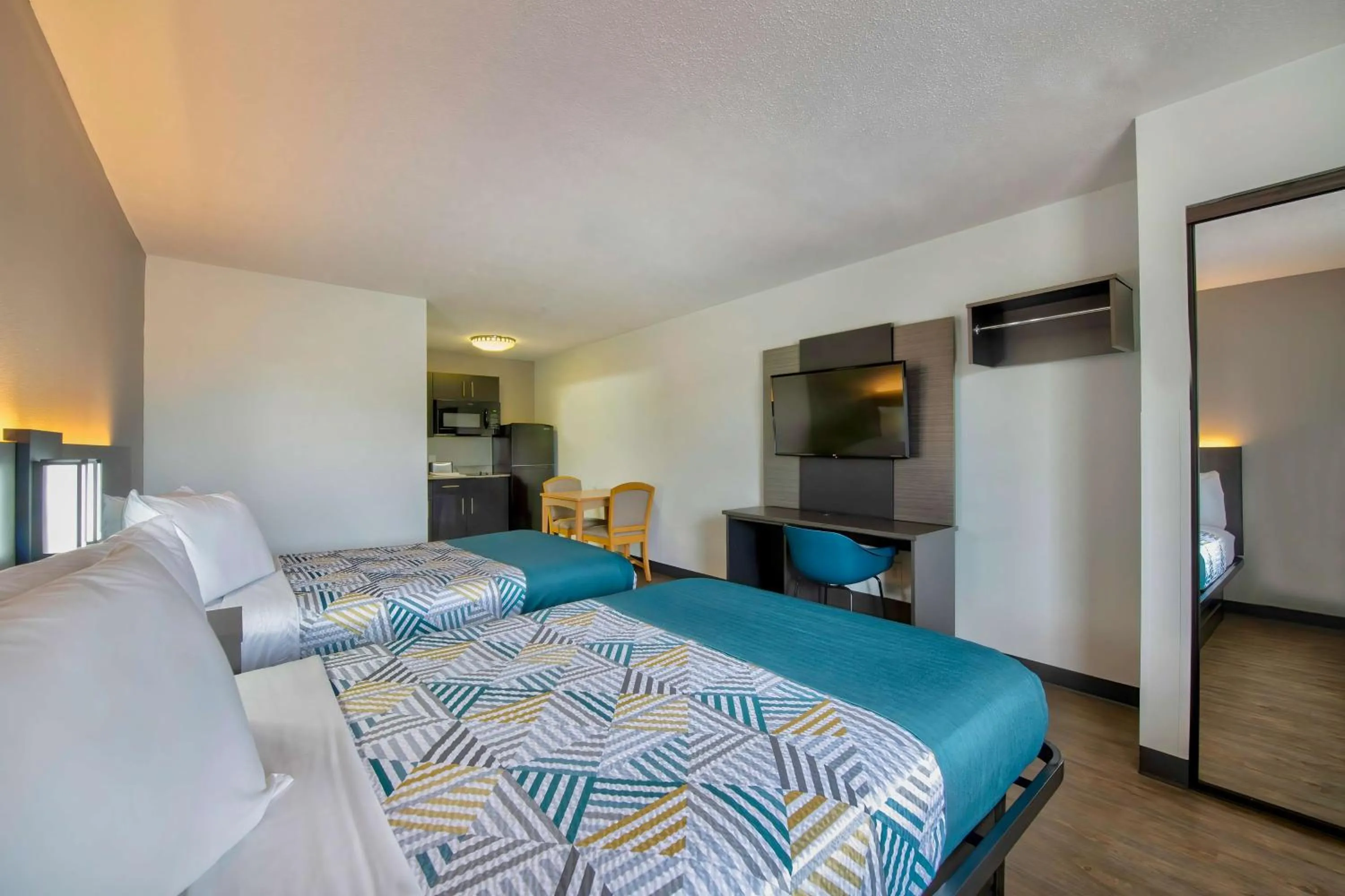 Quadruple Room - Non-Smoking in Studio 6-Pascagoula, MS