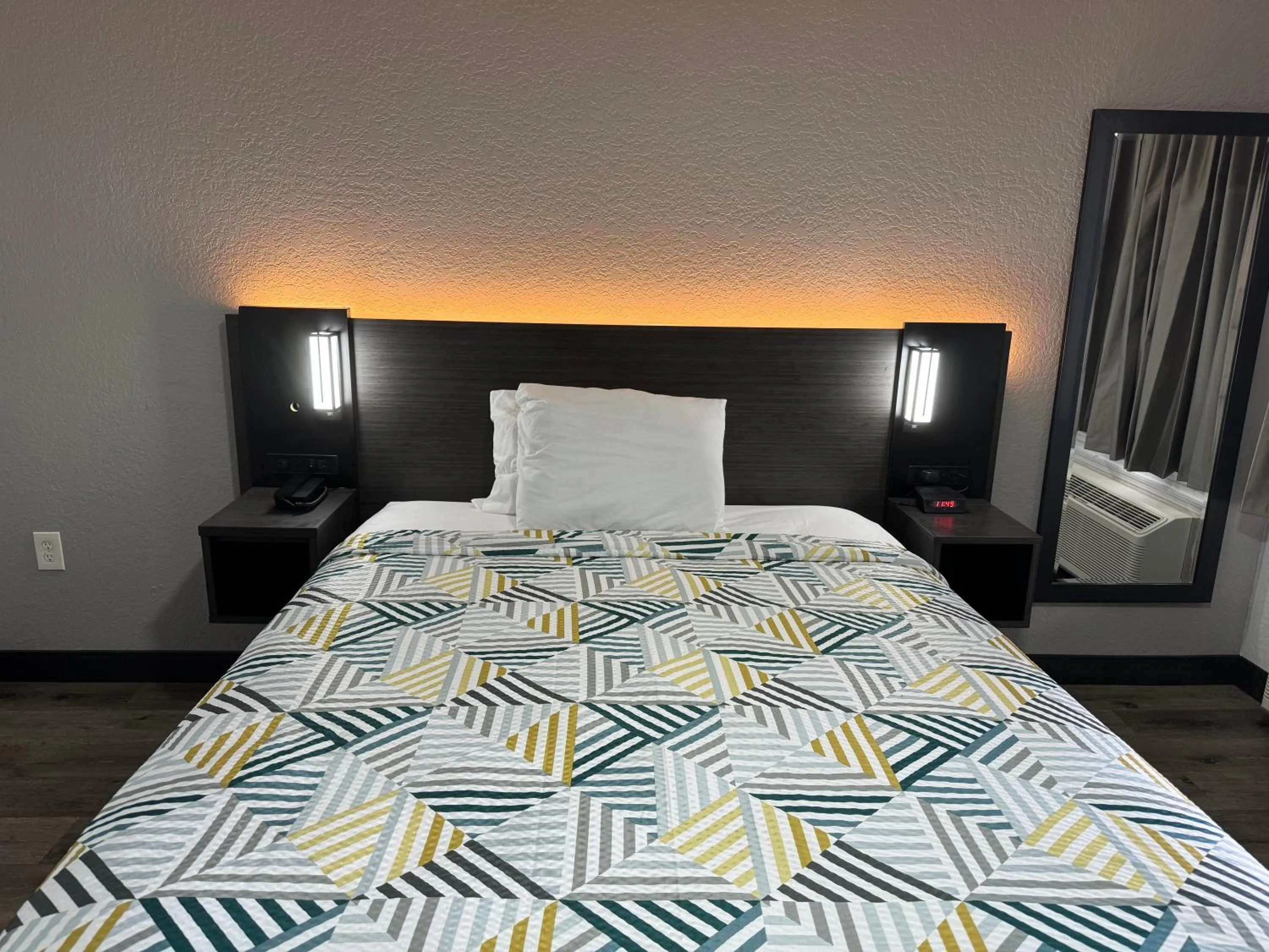 Queen Room - Non-Smoking in Studio 6-West Palm Beach, FL