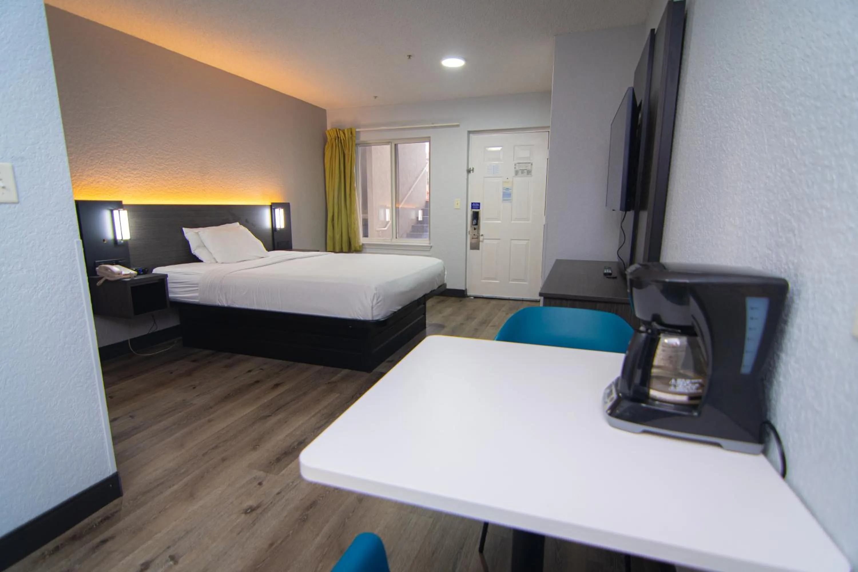 Queen Room - Disability Access - Non-Smoking in Studio 6-West Palm Beach, FL