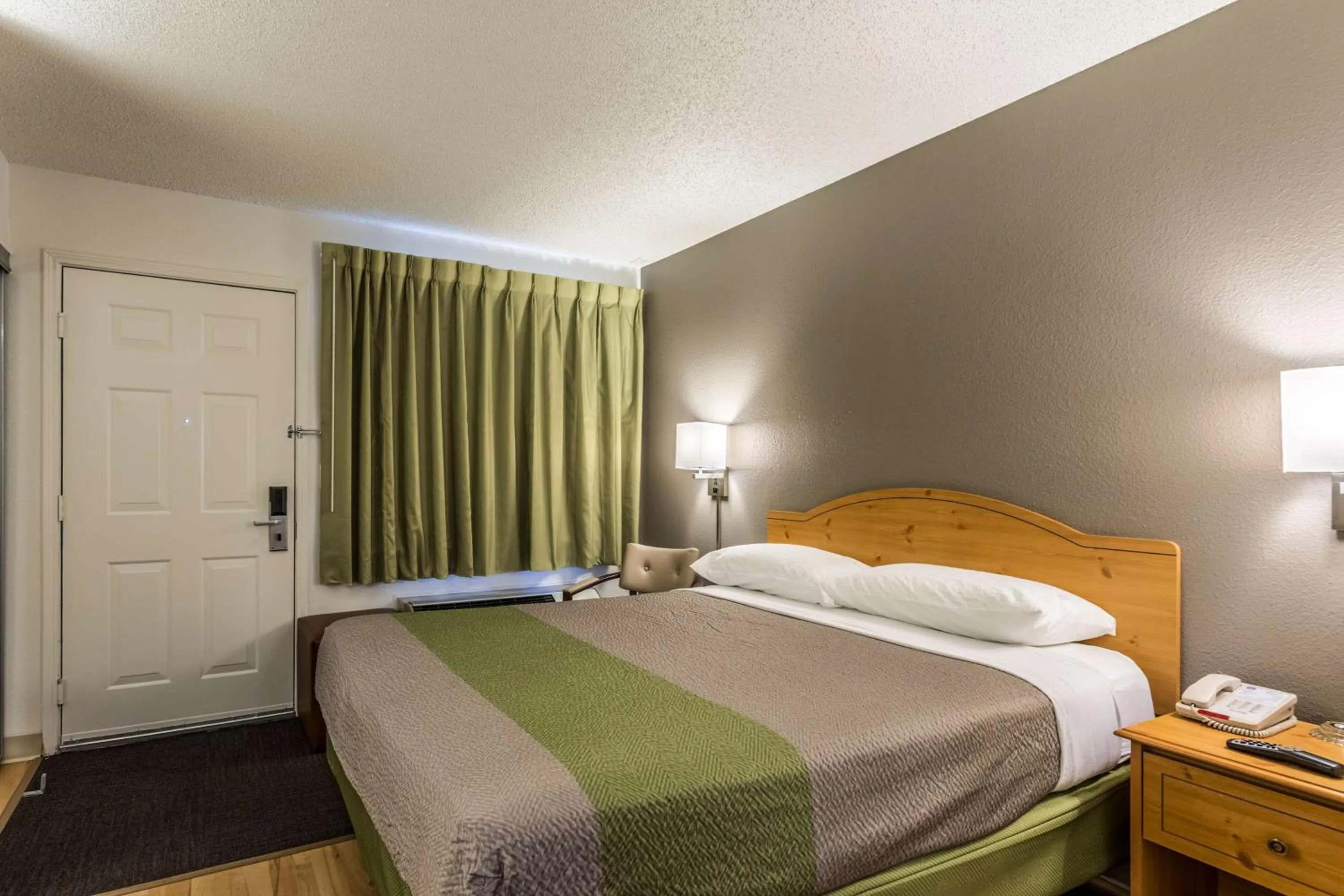 Deluxe Queen Room - Smoking in Studio 6-Albuquerque, NM - North