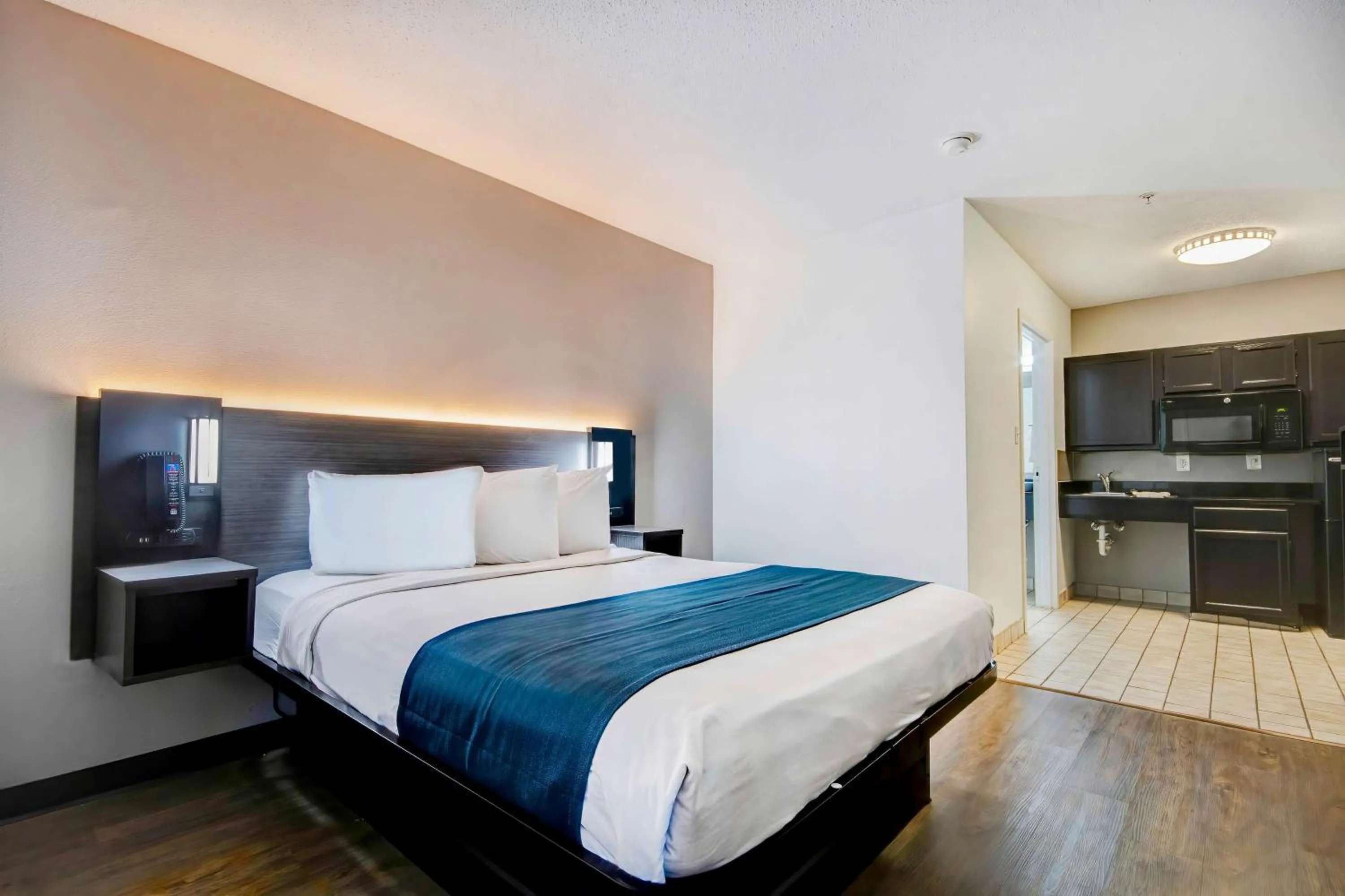 Queen Room - Non-Smoking in Studio 6-Ocean Springs, MS