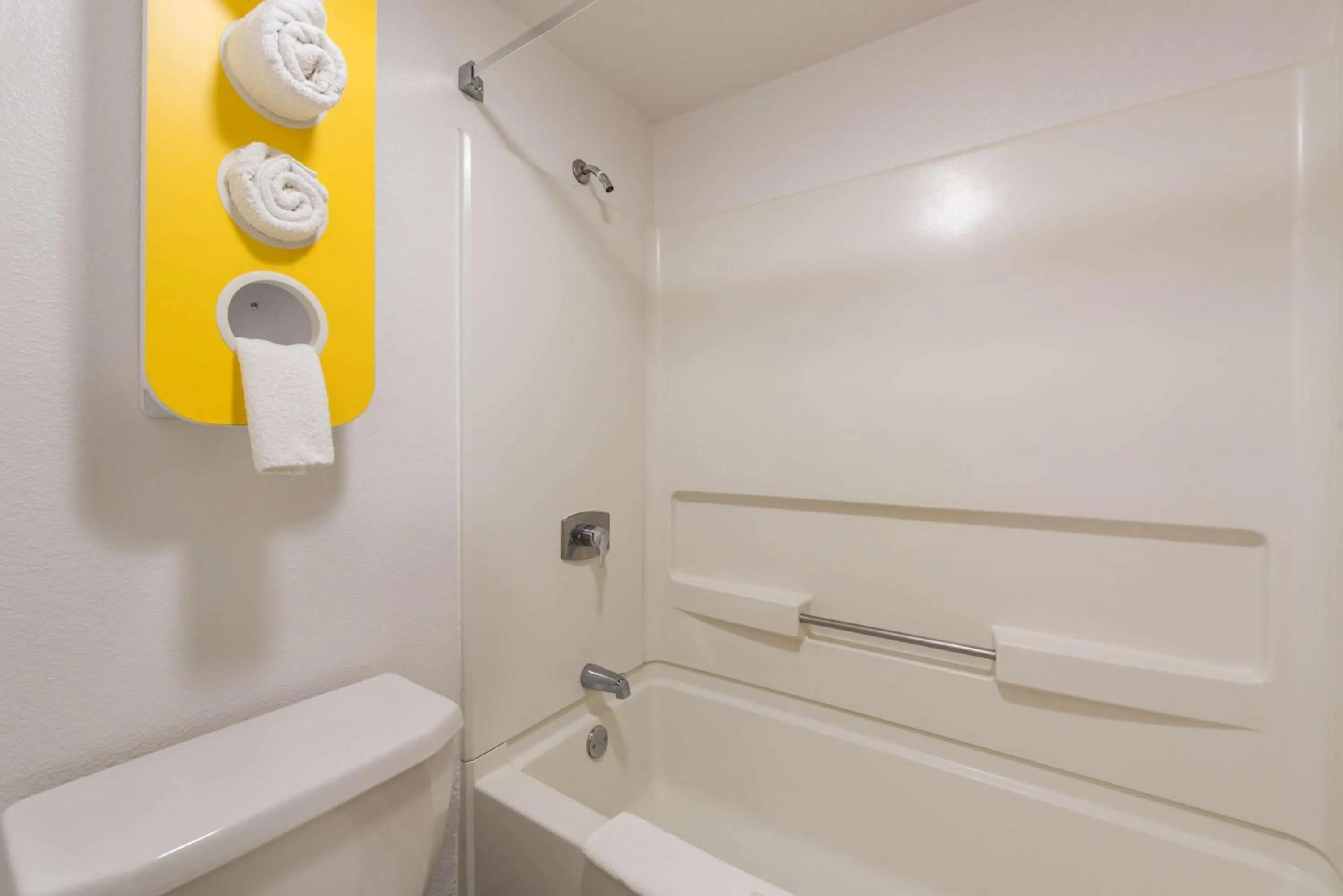 Quadruple Room - Non-Smoking in Motel 6-Saint Paul, MN - I-94