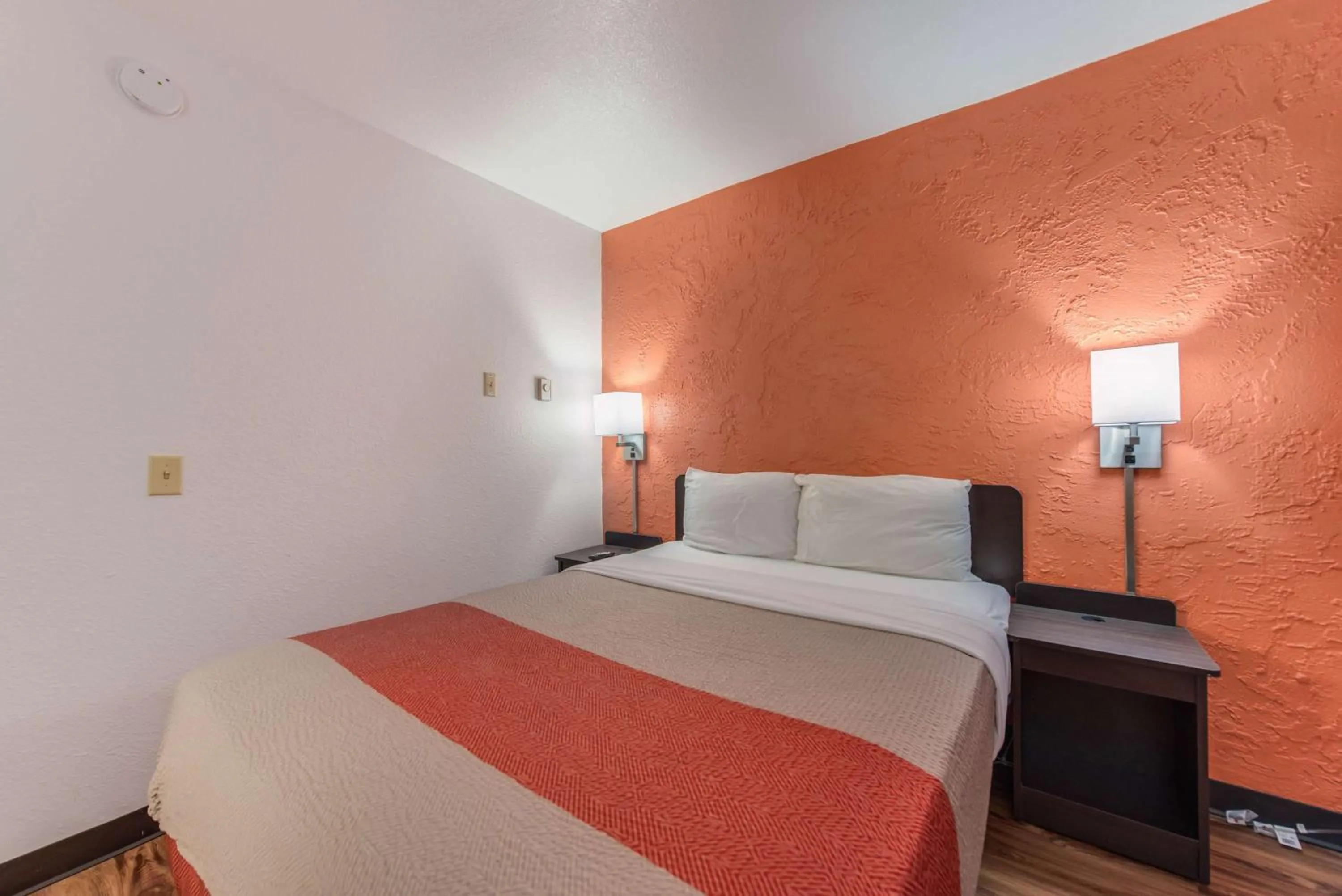 Queen Room - Smoking in Motel 6-Saint Paul, MN - I-94