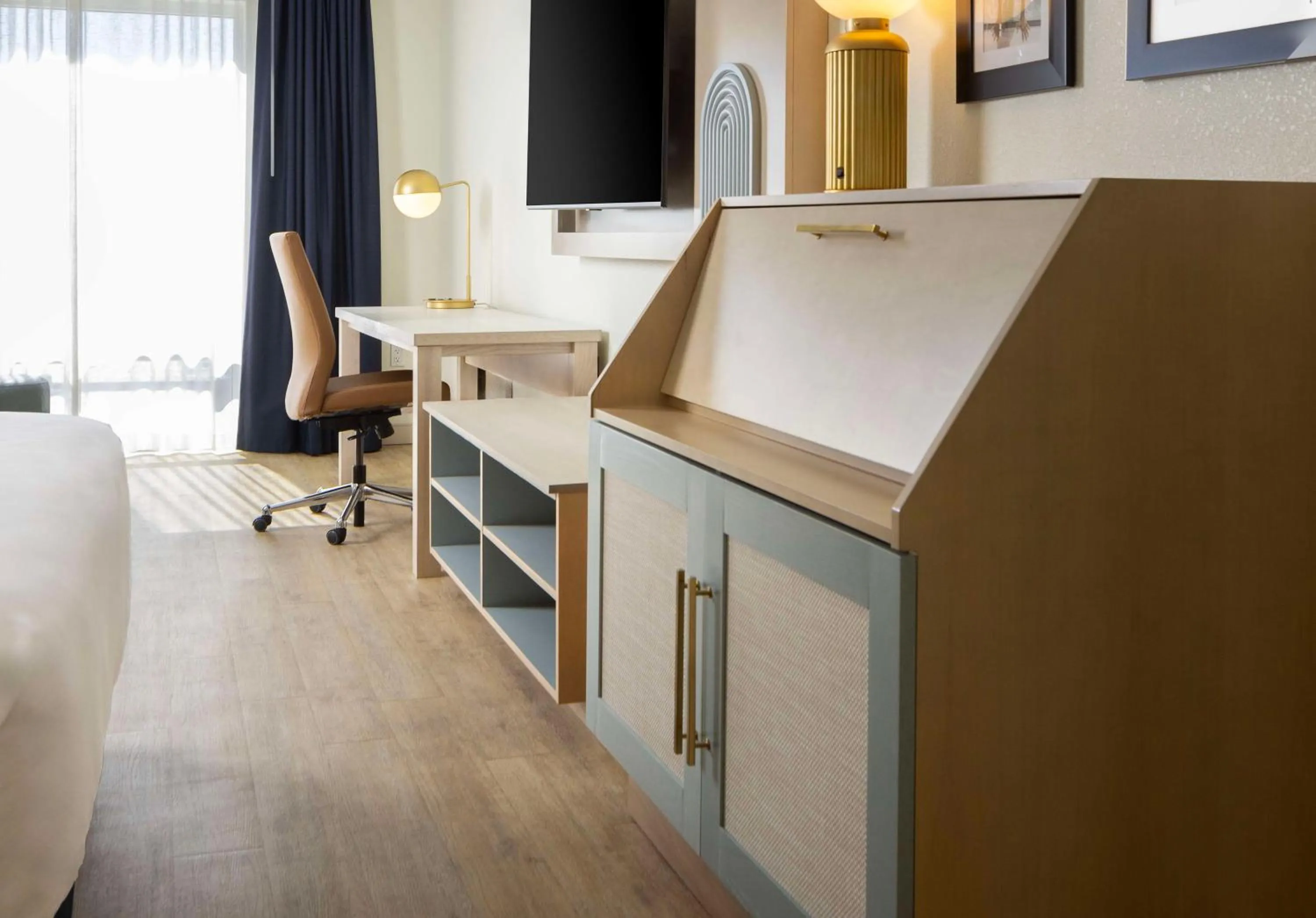 King Room with Shower - Mobility and Hearing Accessible in Hotel Dello Ft Lauderdale Airport, Tapestry Collection by Hilton