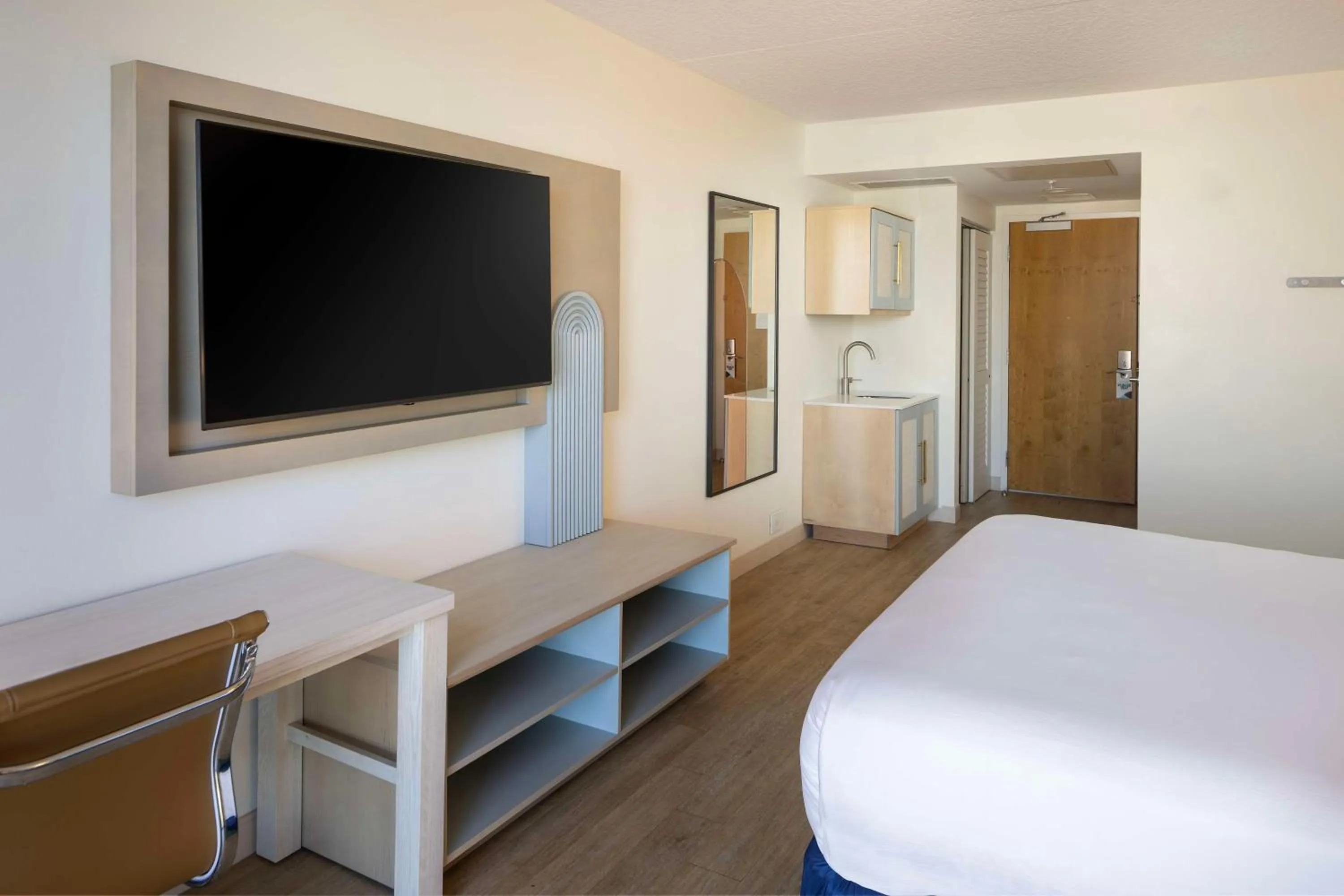 Deluxe King Room in Hotel Dello Ft Lauderdale Airport, Tapestry Collection by Hilton