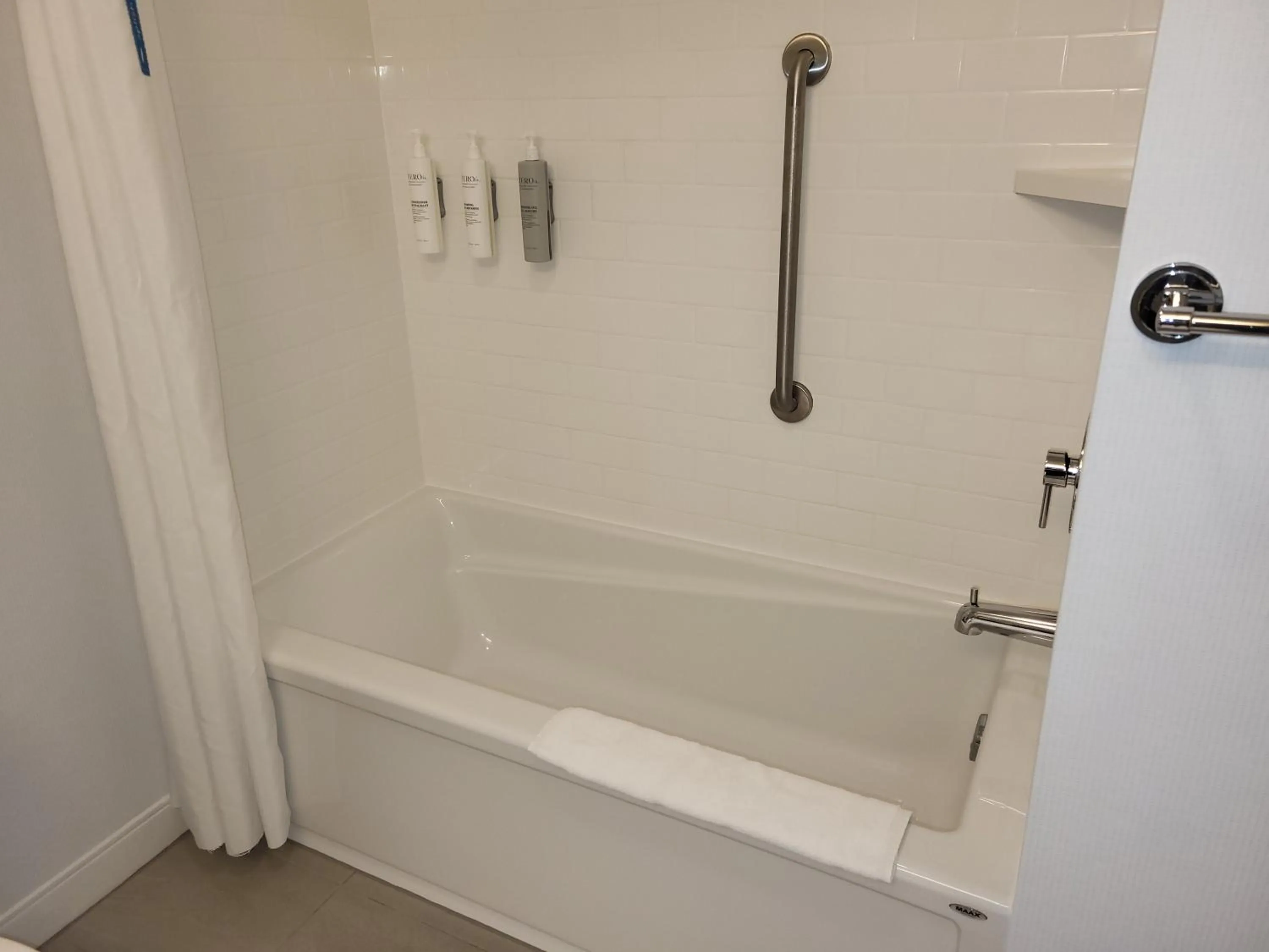 King Room - Mobility Access/Non-Smoking in Hampton Inn & Suites by Hilton Quebec City Levis