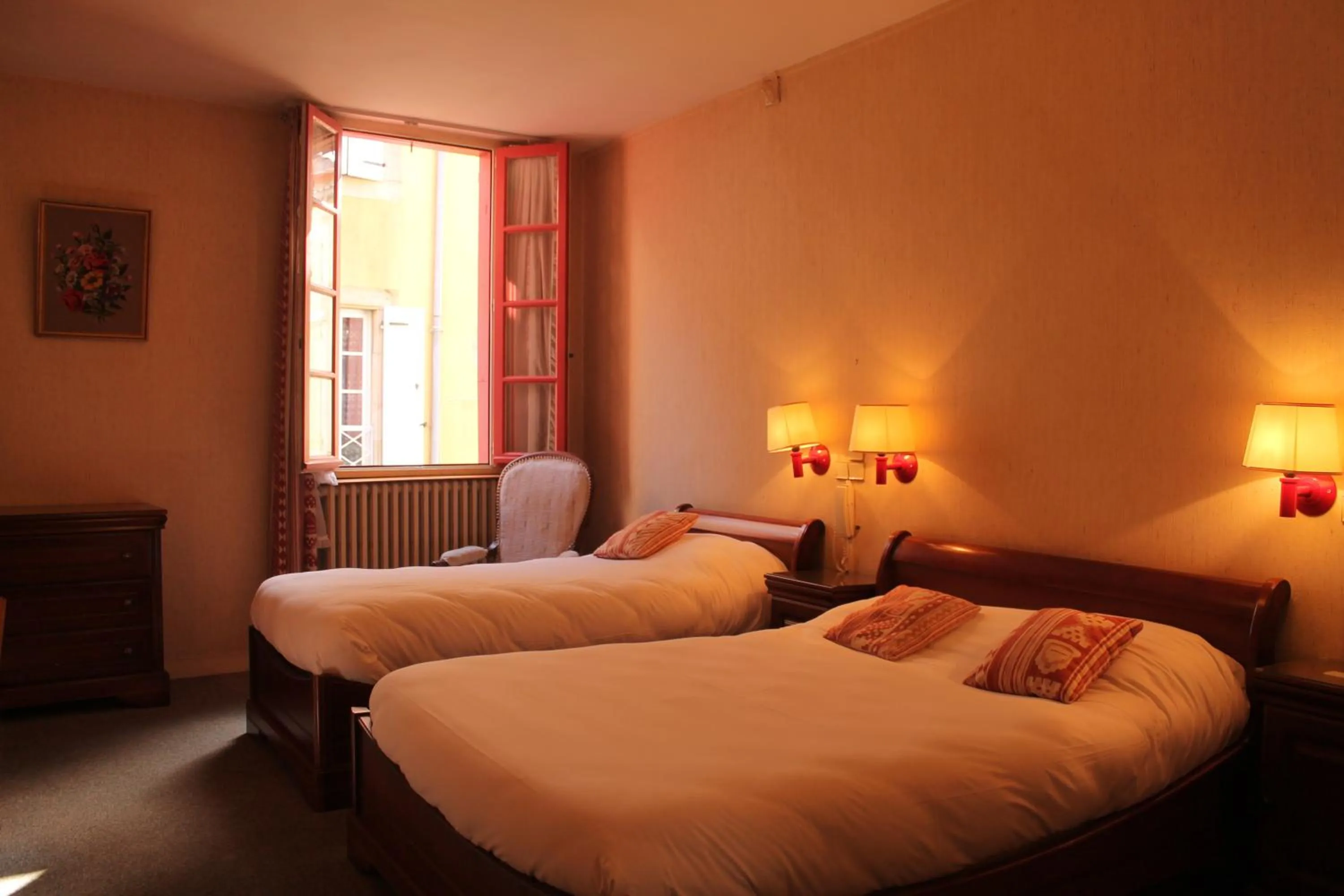 Triple Room in Hôtel Le Commerce