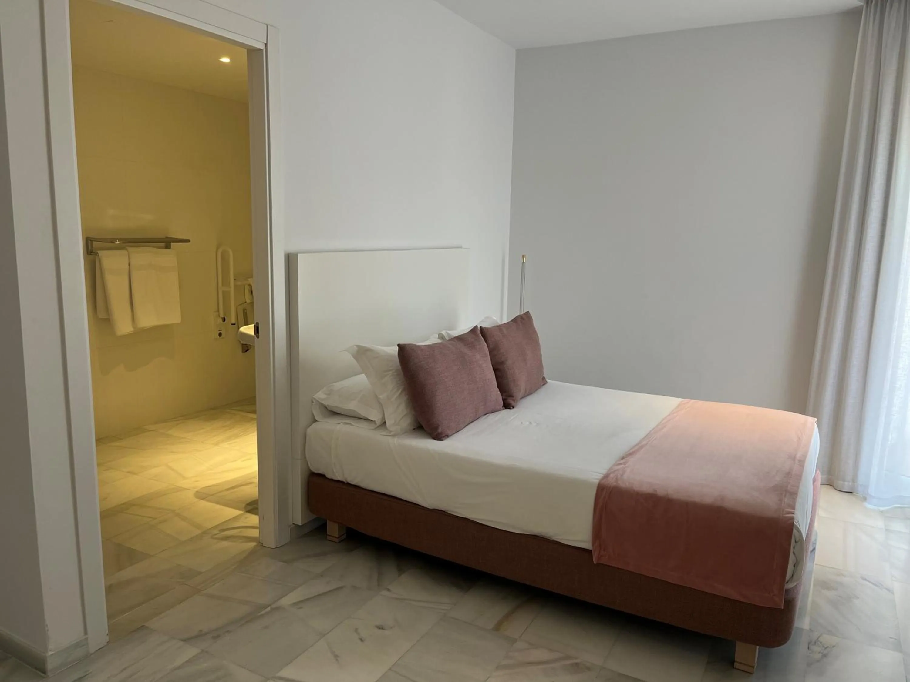 Double Room - Disability Access in Hotel Aromar