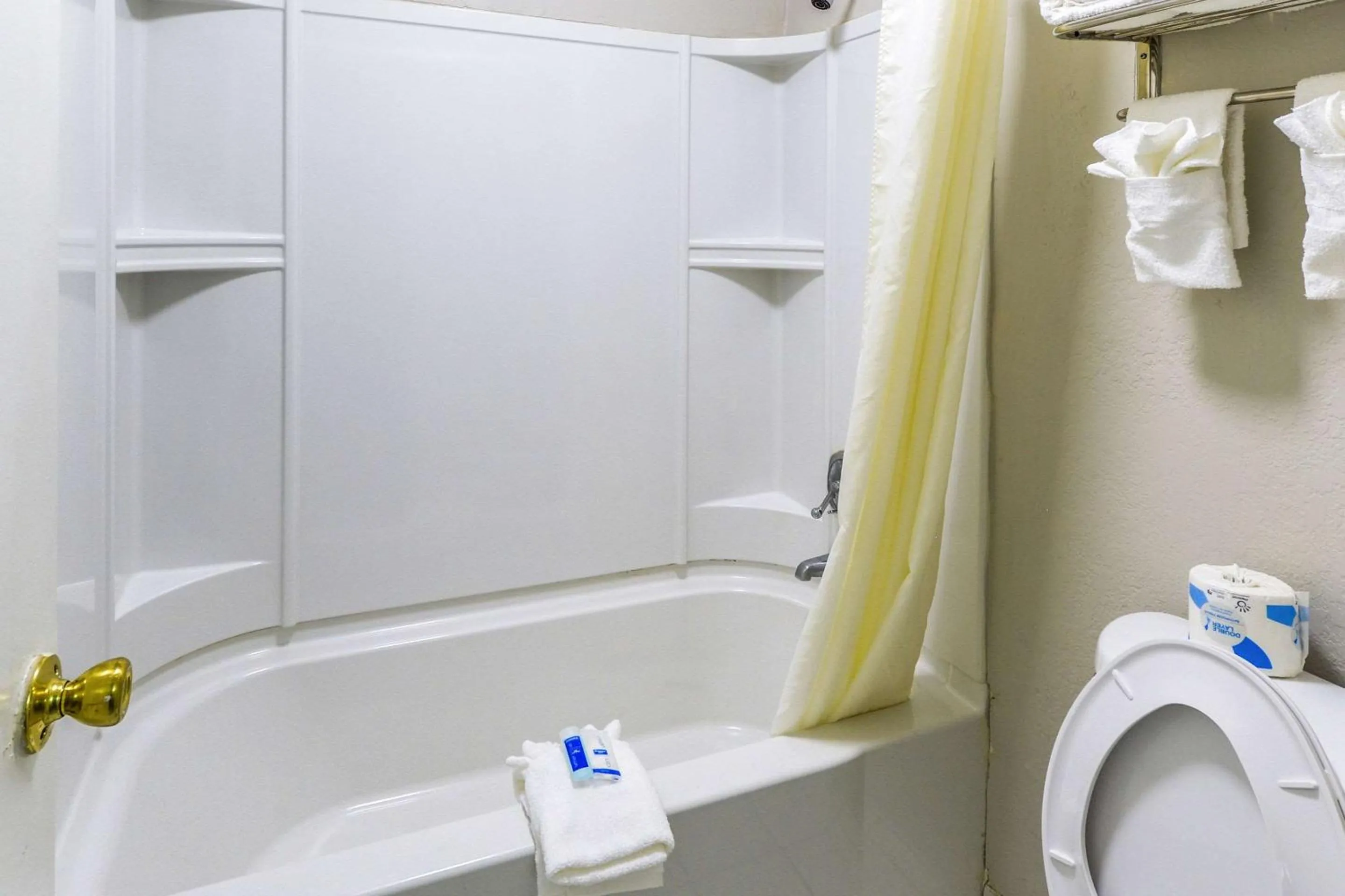 Queen Room with Two Queen Beds in Rodeway Inn North Charleston - Ashley Phosphate