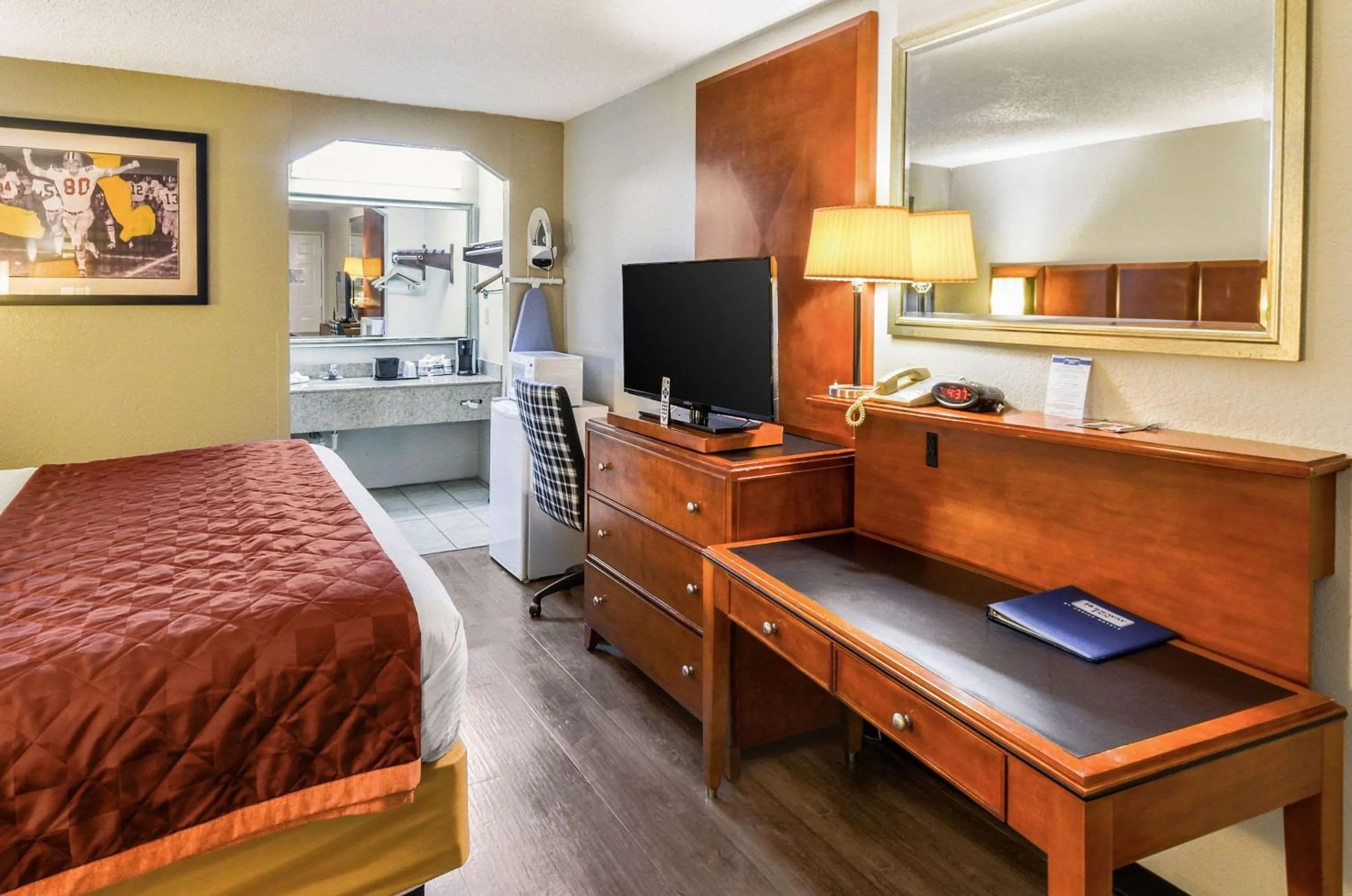 King Room - Accessible/Non-Smoking in Rodeway Inn North Charleston - Ashley Phosphate