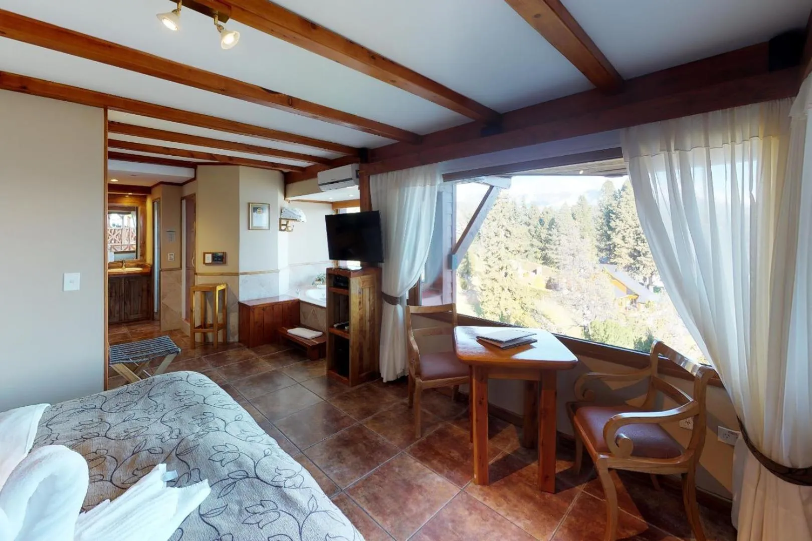 Master Suite with Sauna in Charming Luxury Lodge & Private Spa