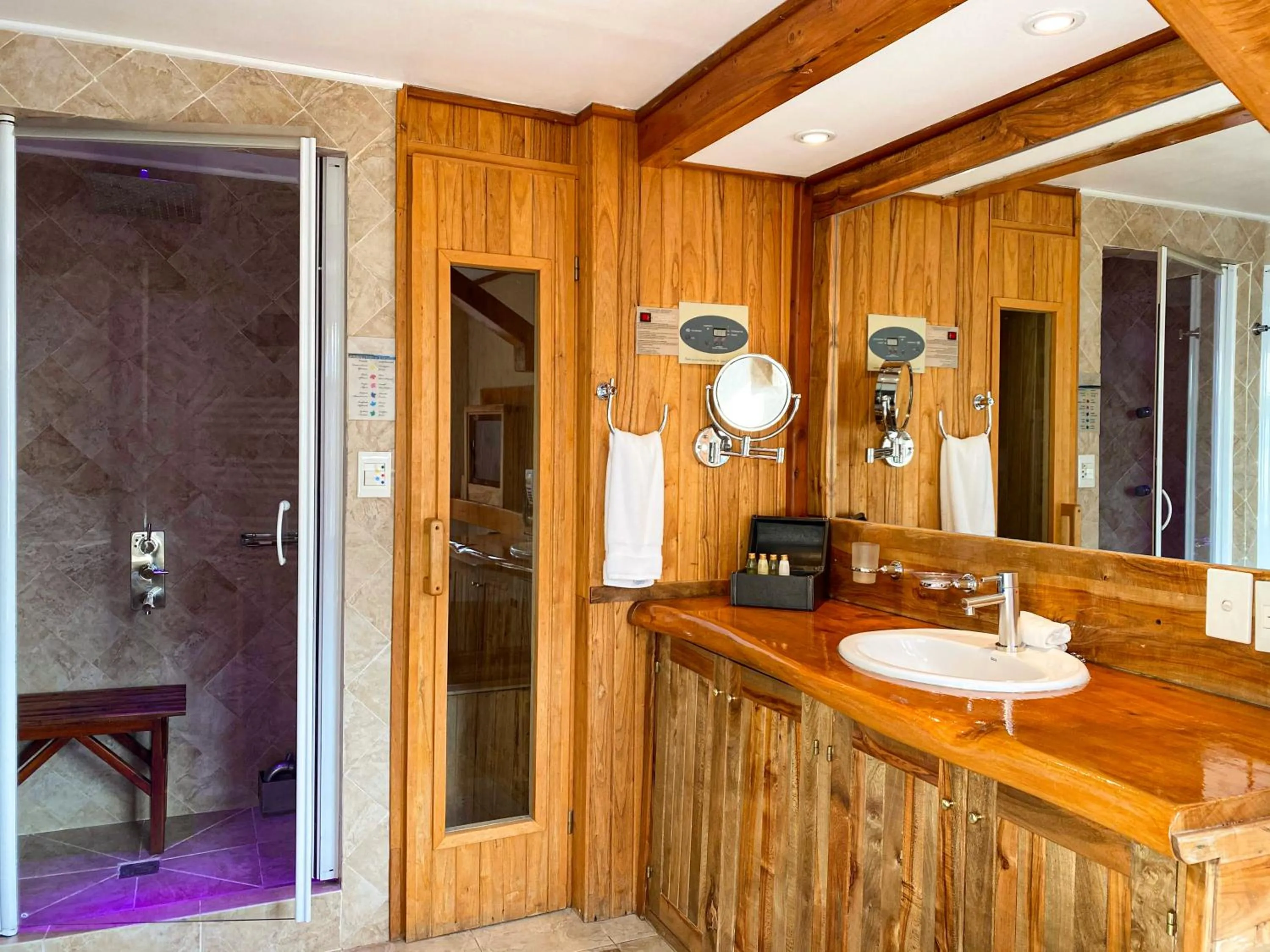 Deluxe Suite with Private Spa in Charming Luxury Lodge & Private Spa