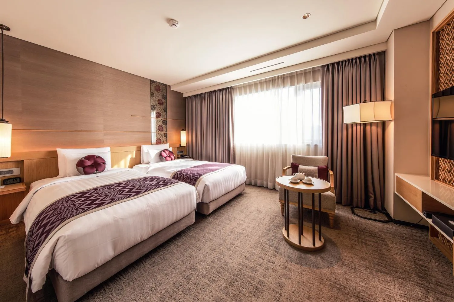 Premier Twin with Breakfast & Club SKY Lounge in Royal Hotel Seoul