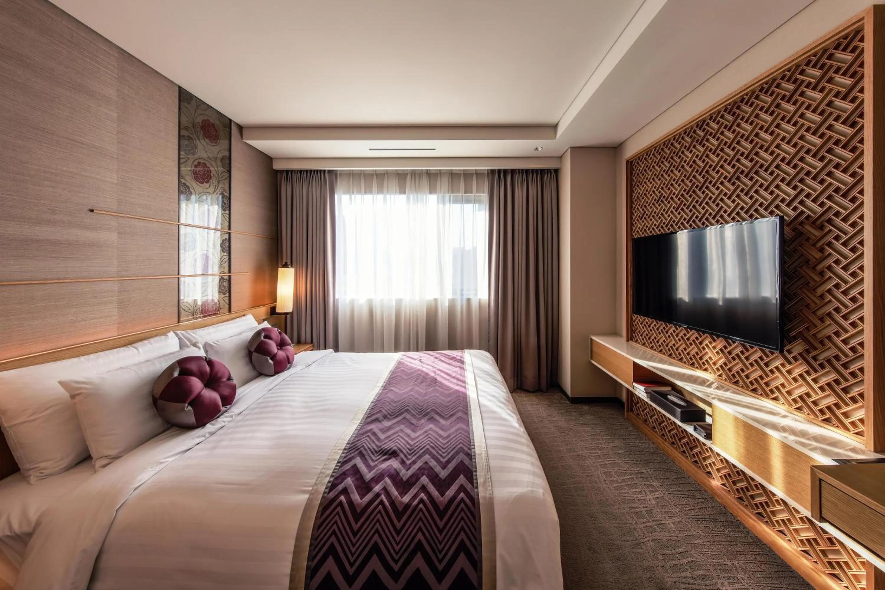 Premier King Bedroom with Breakfast & Club SKY Lounge in Royal Hotel Seoul