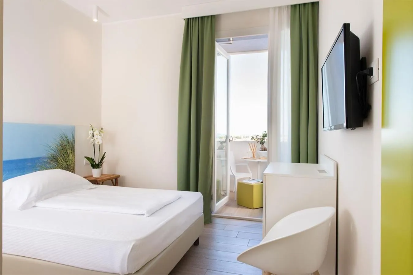 Budget Double Room in Hotel Mediterraneo