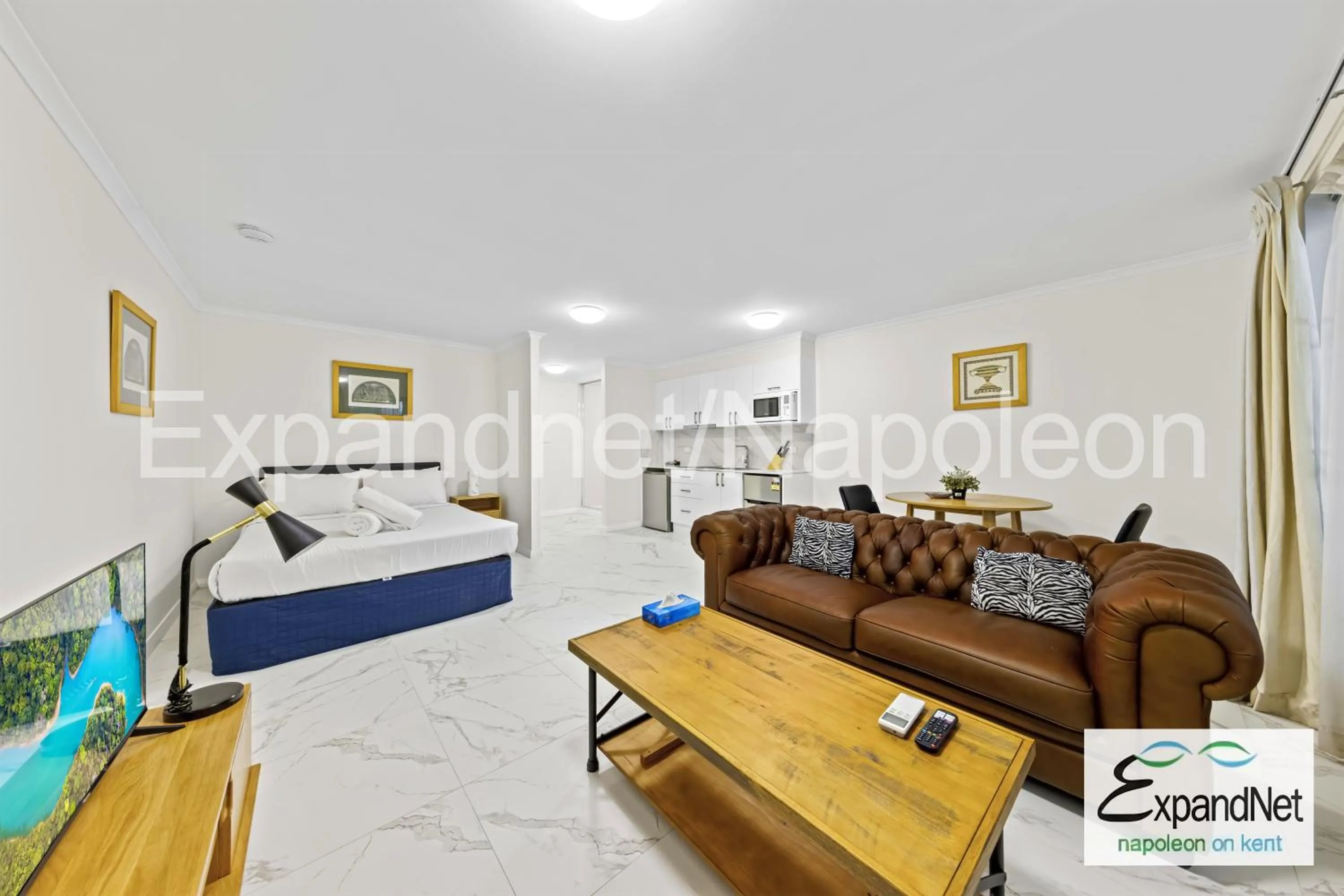 Deluxe Studio in Napoleon On Kent