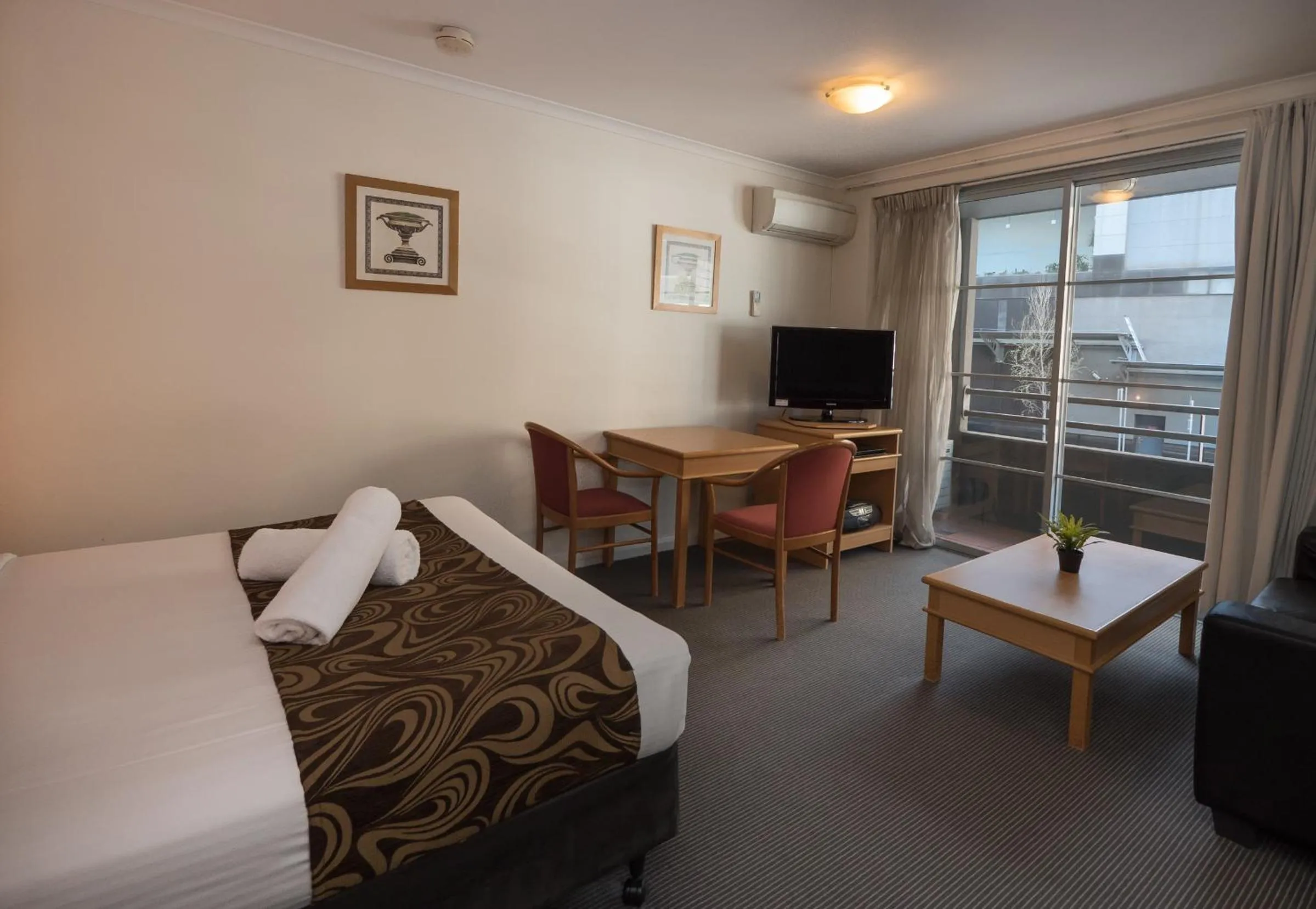 Studio Apartment in Napoleon On Kent