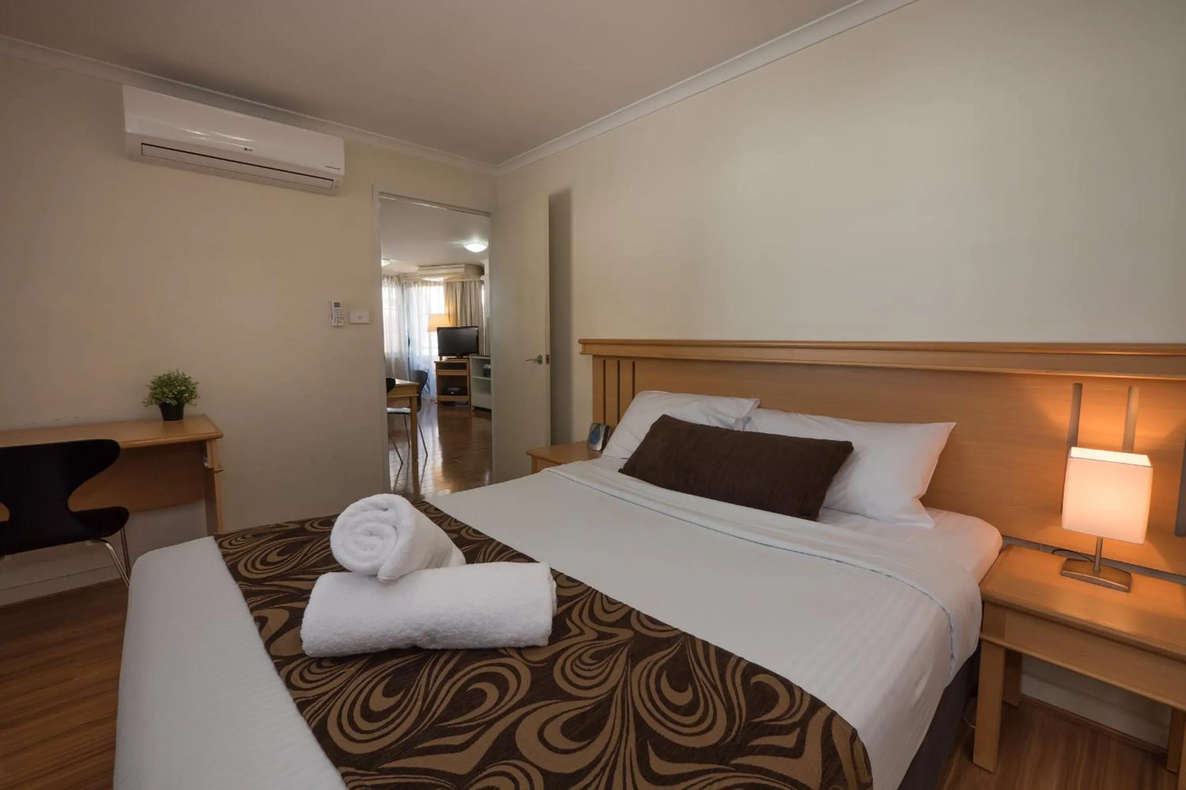 One-Bedroom Apartment in Napoleon On Kent