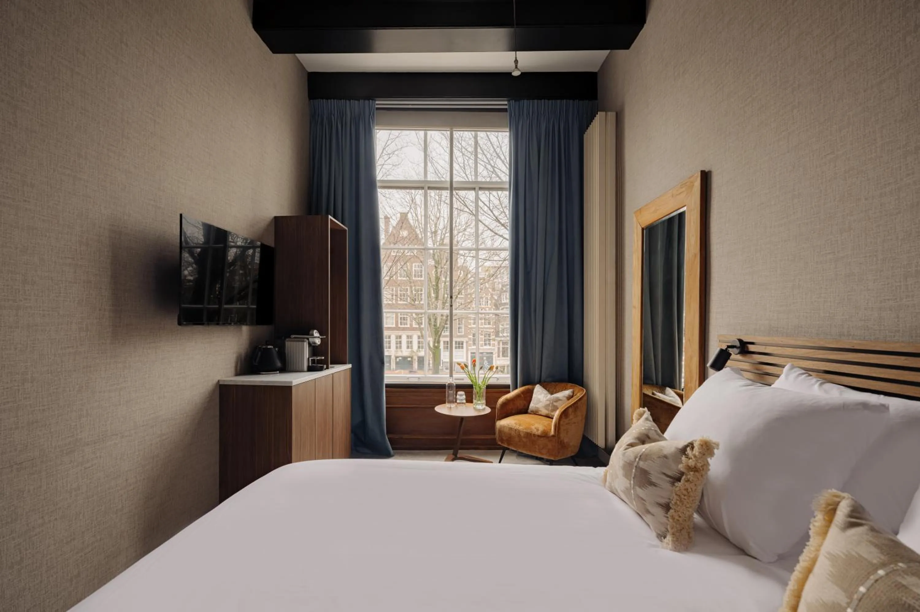 Deluxe double room with canal view in Adam's Canal House