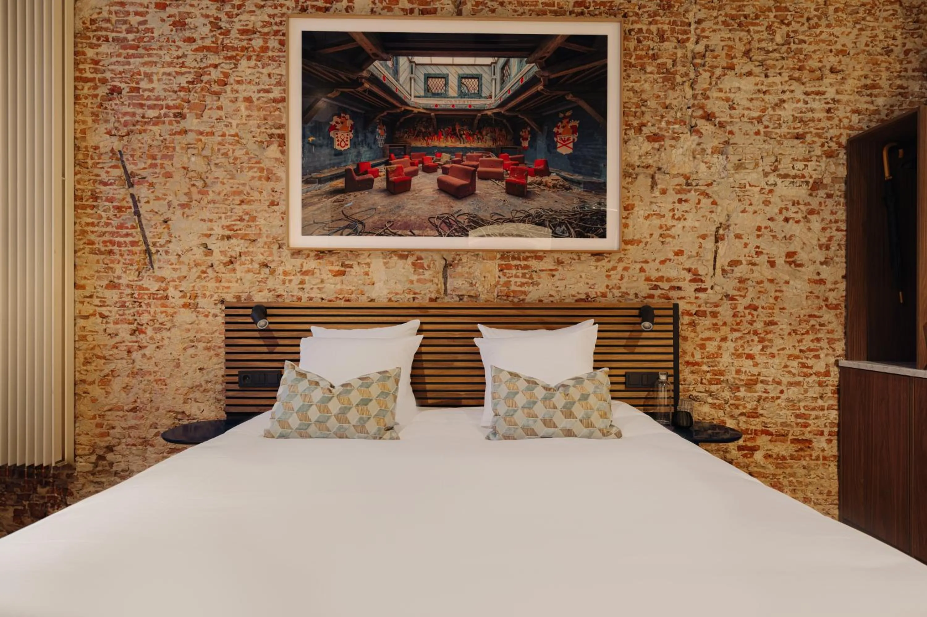 Ground floor double room in Adam's Canal House