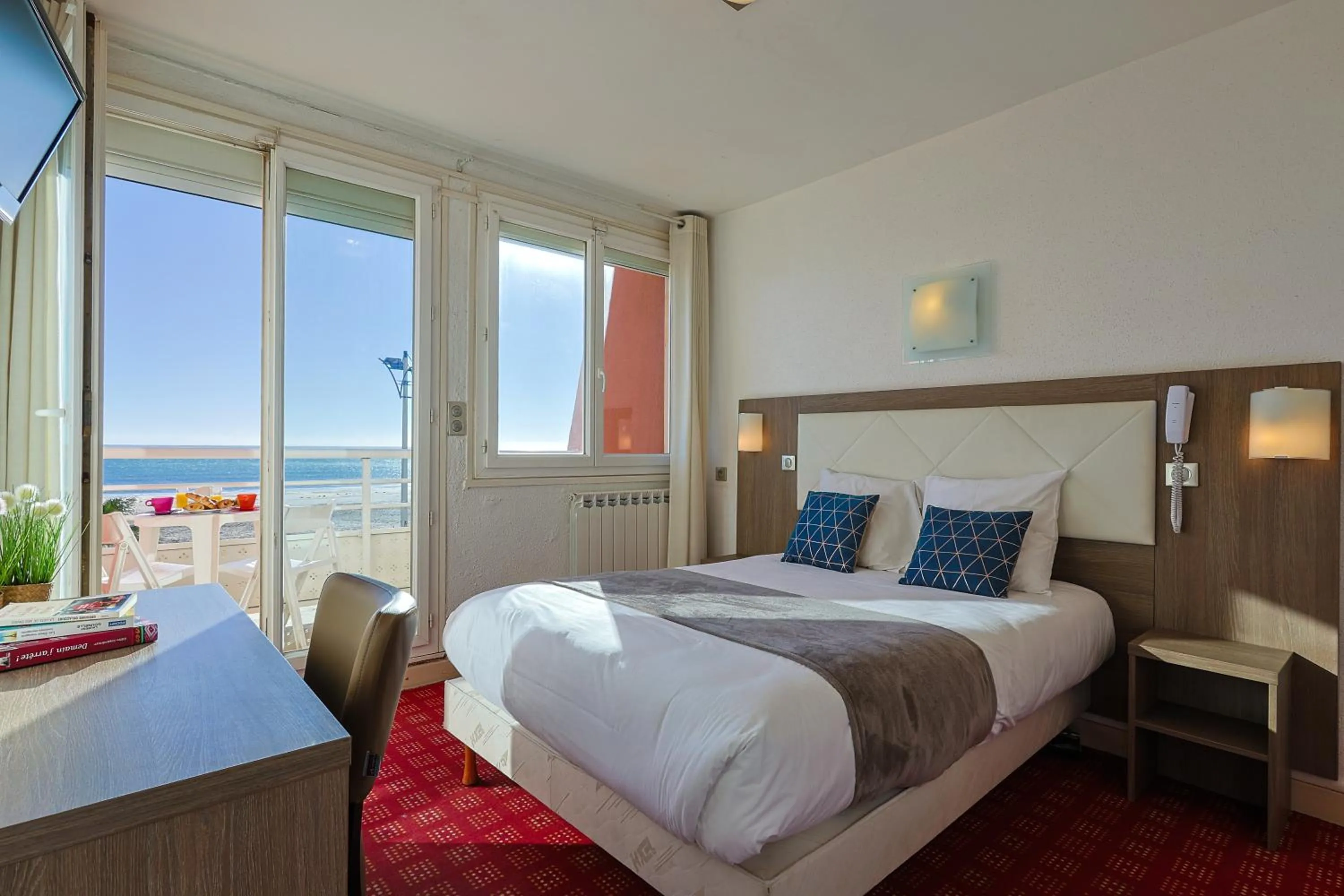 Suite with Sea View in Logis Hôtel & Restaurant Mediterranee