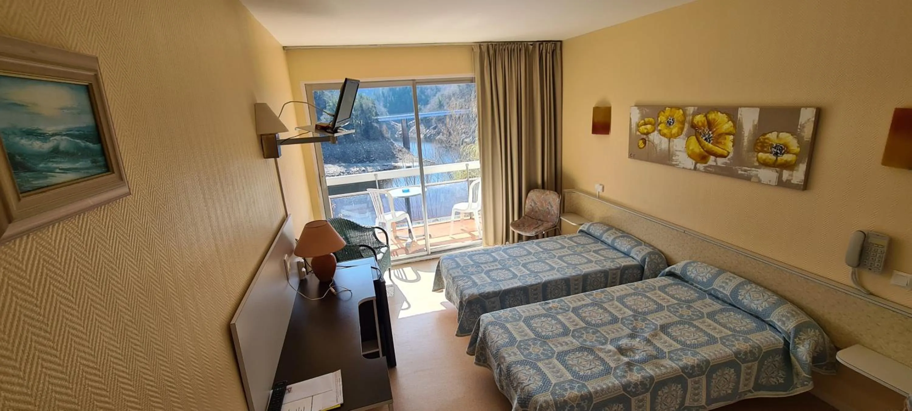 Quadruple Room with Bath in Garabit Hotel