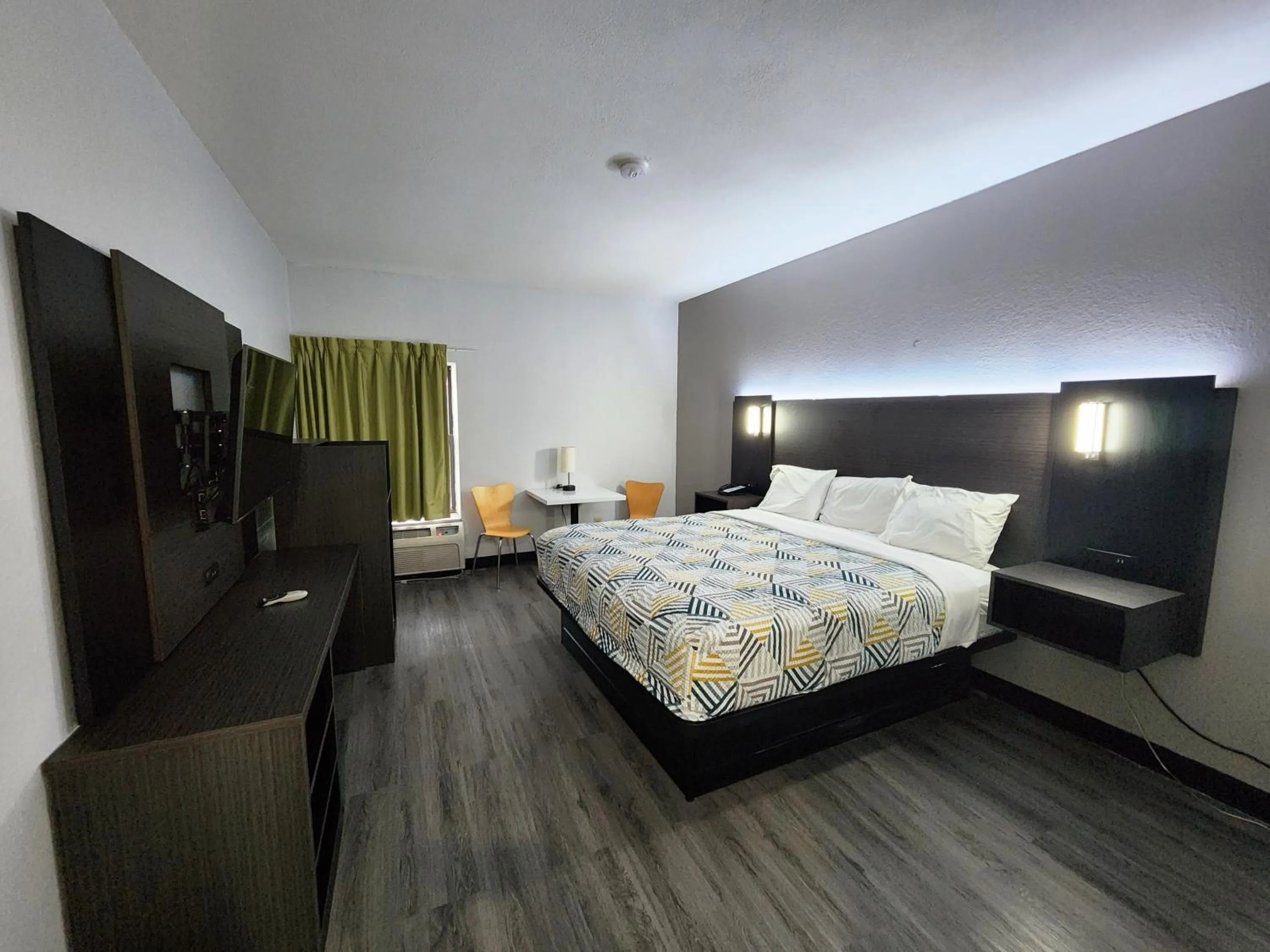 Deluxe King Room - Smoking in Motel 6-Pine Bluff, AR