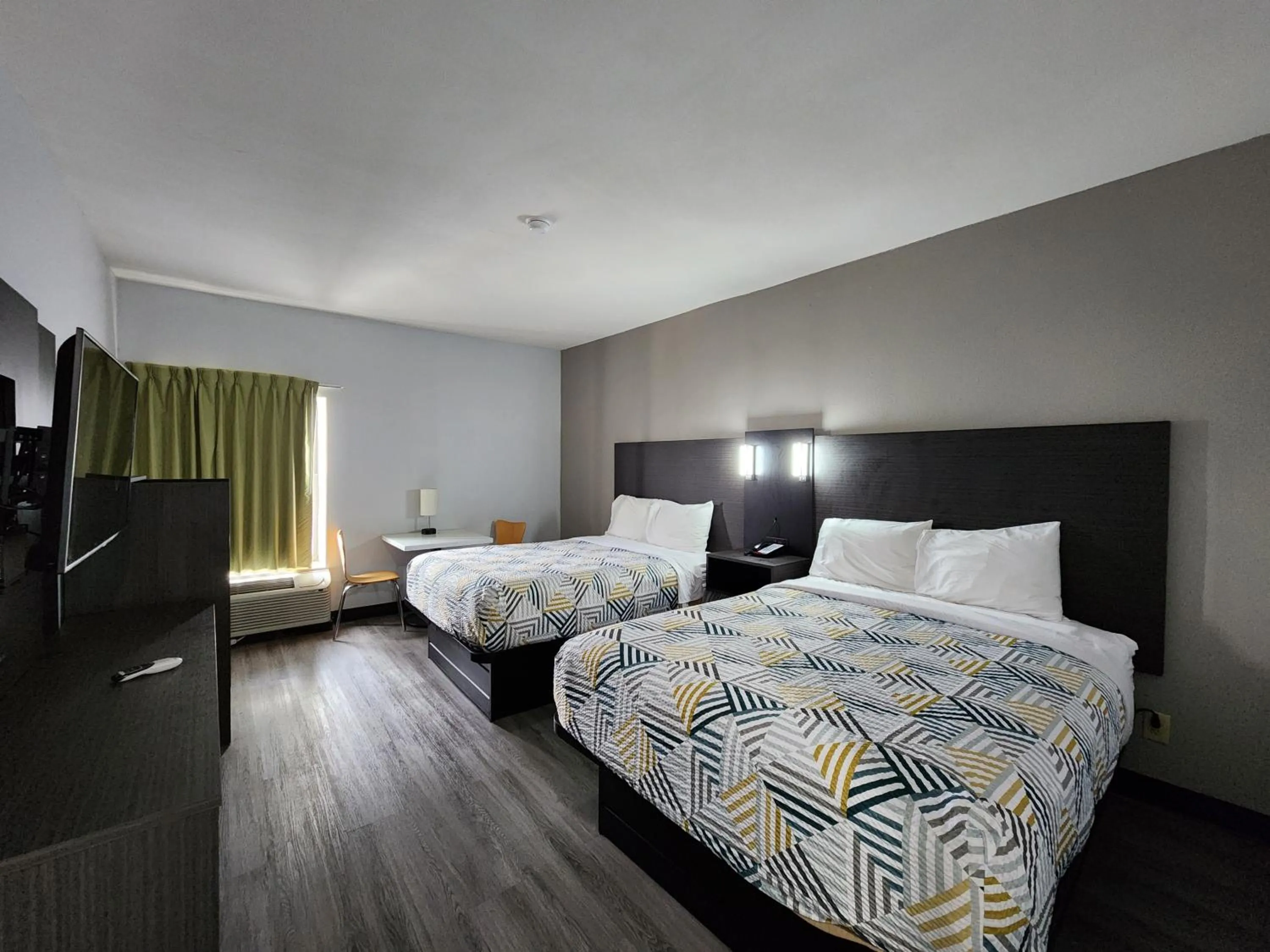 Deluxe Quadruple Room - Non-Smoking in Motel 6-Pine Bluff, AR