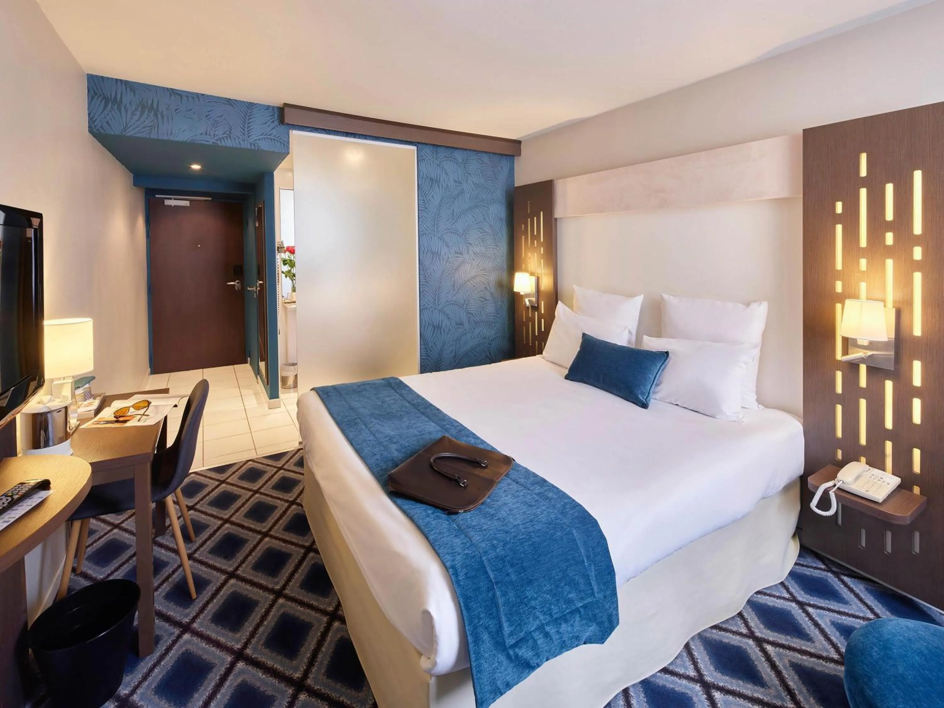 Comfort Double Room in Mercure Chartres Centre Cathedrale