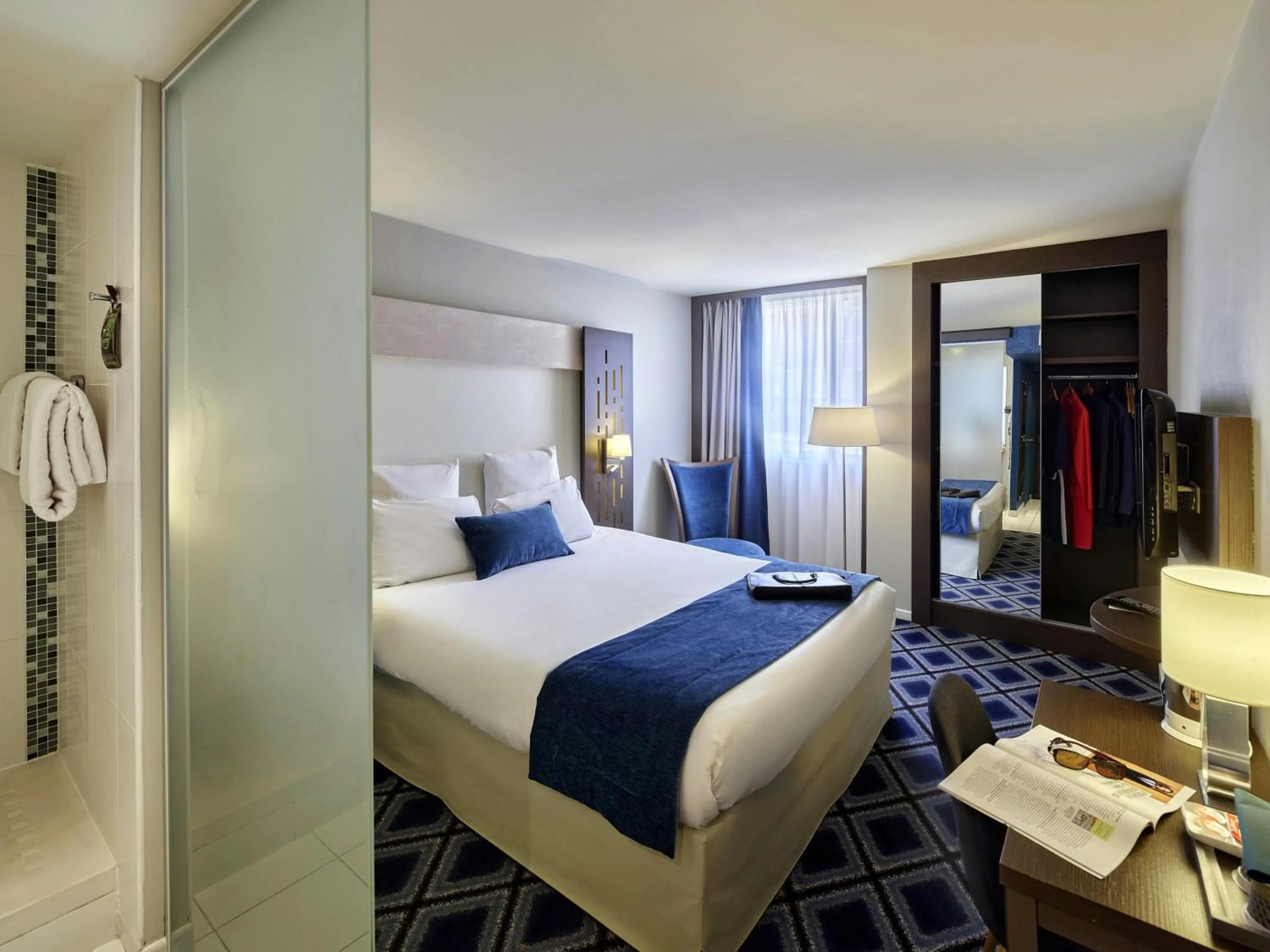 Comfort Double Room in Mercure Chartres Centre Cathedrale