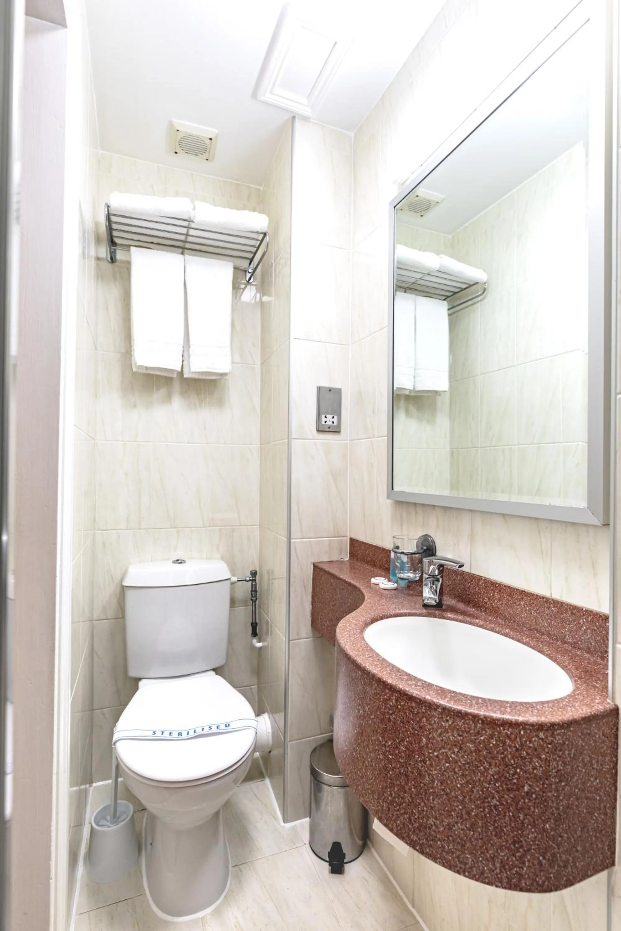 Twin Room in The Nayland Hotel