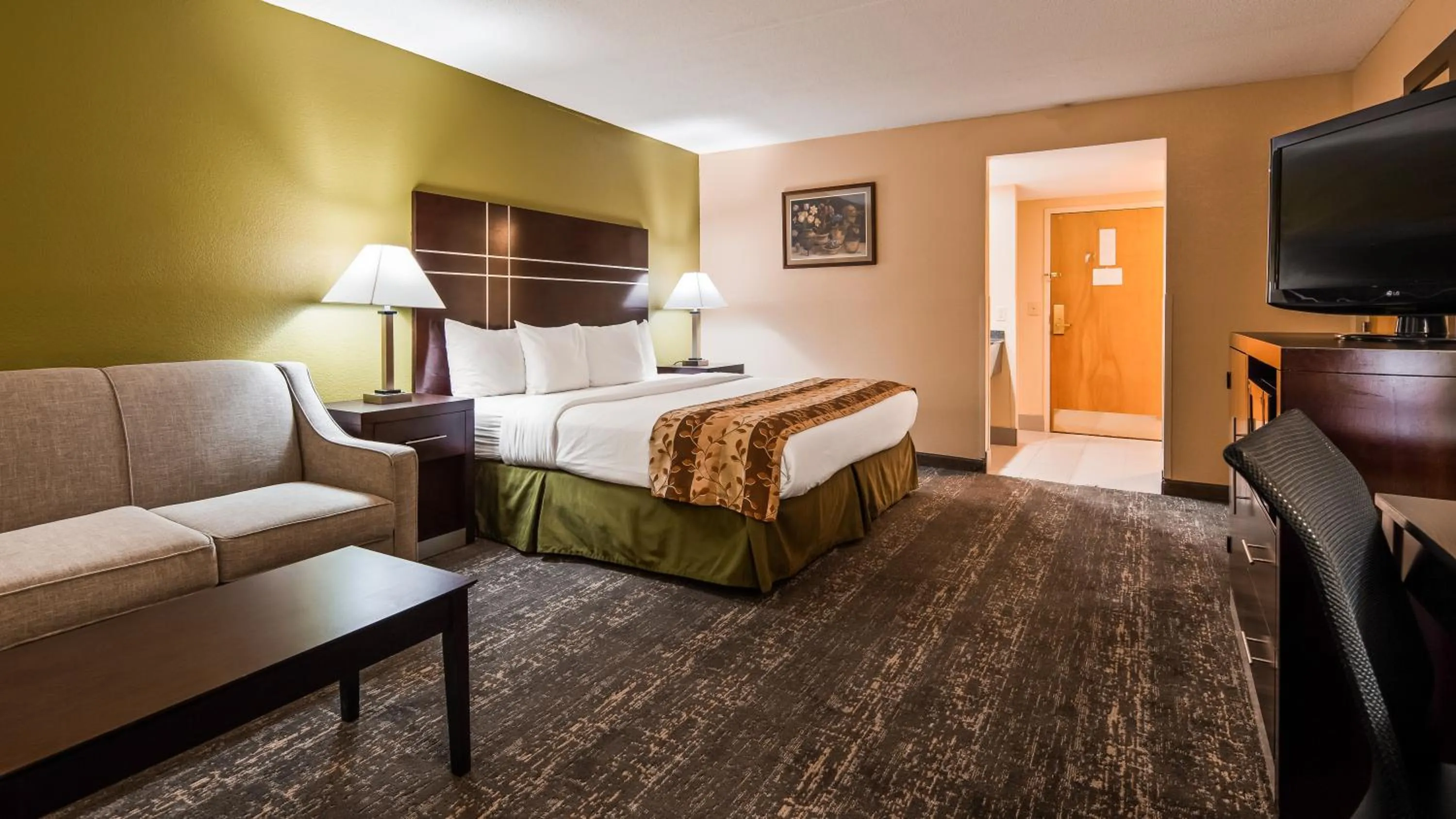 King Room with Sofa Bed - Pet Friendly/First FLoor in Best Western Luxbury Inn Fort Wayne