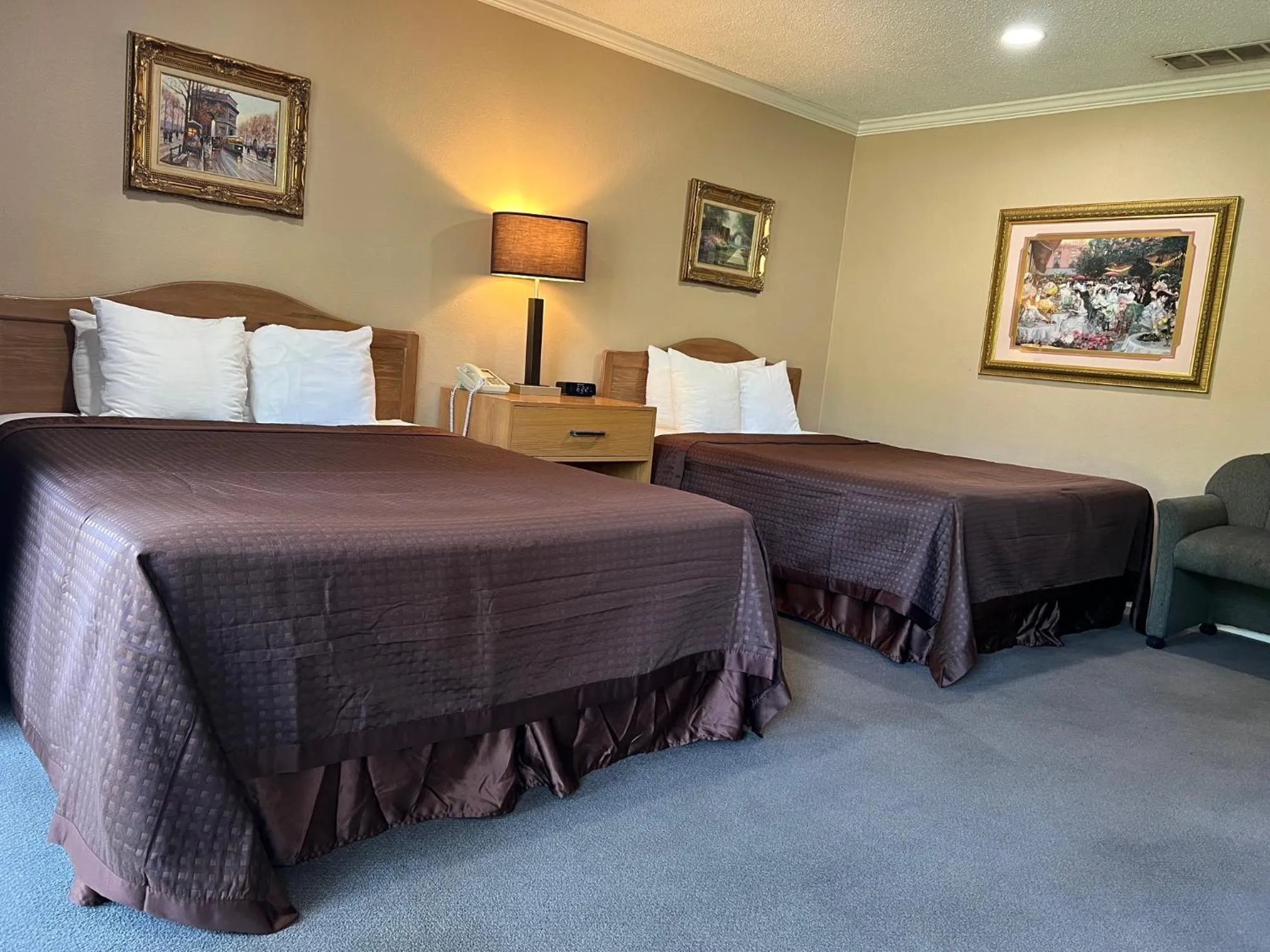 Standard Queen Room with Two Queen Beds in Lamp Liter Inn Visalia, an Ascend Collection Hotel