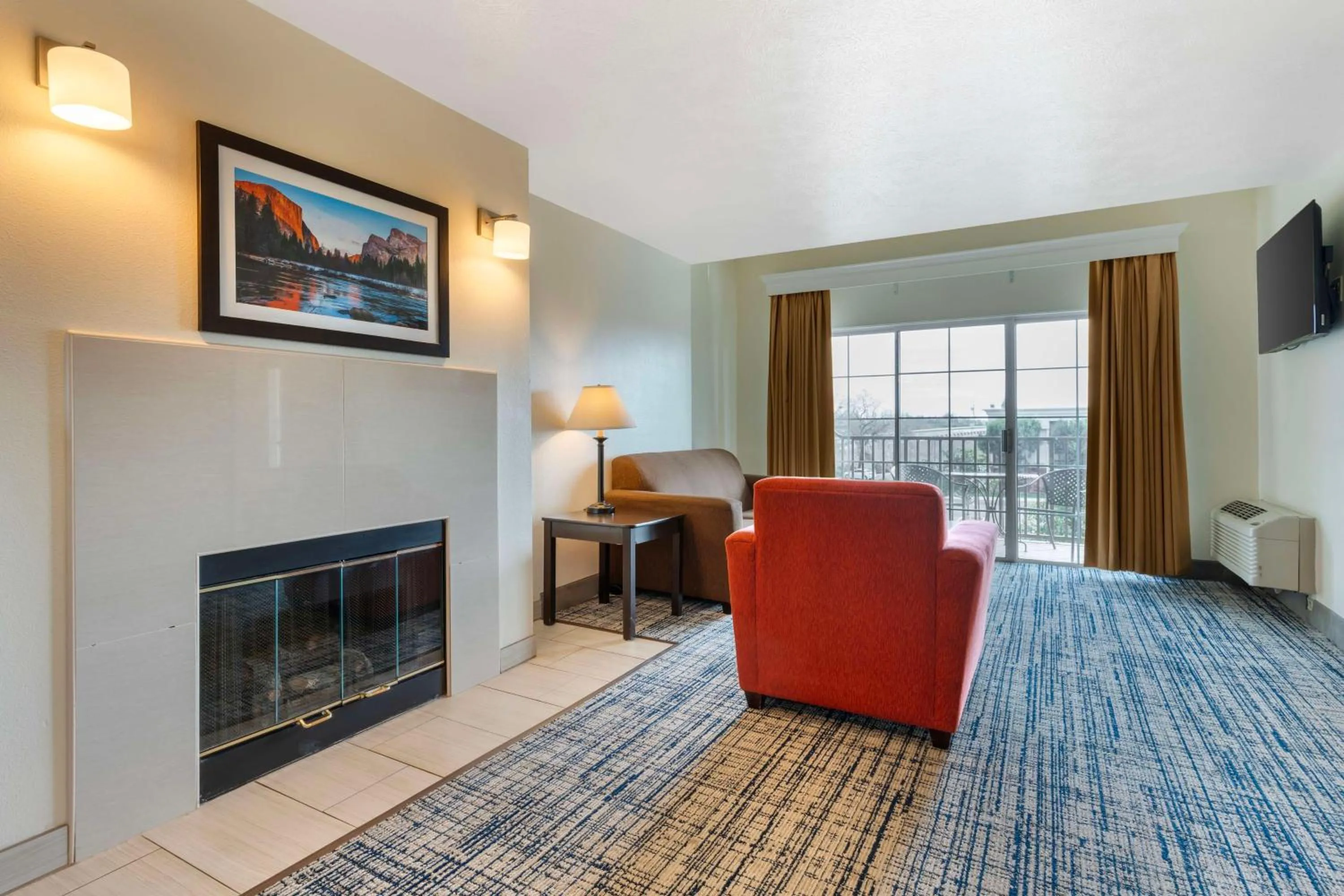 King Suite with Whirlpool and Balcony in Best Western Visalia Hotel