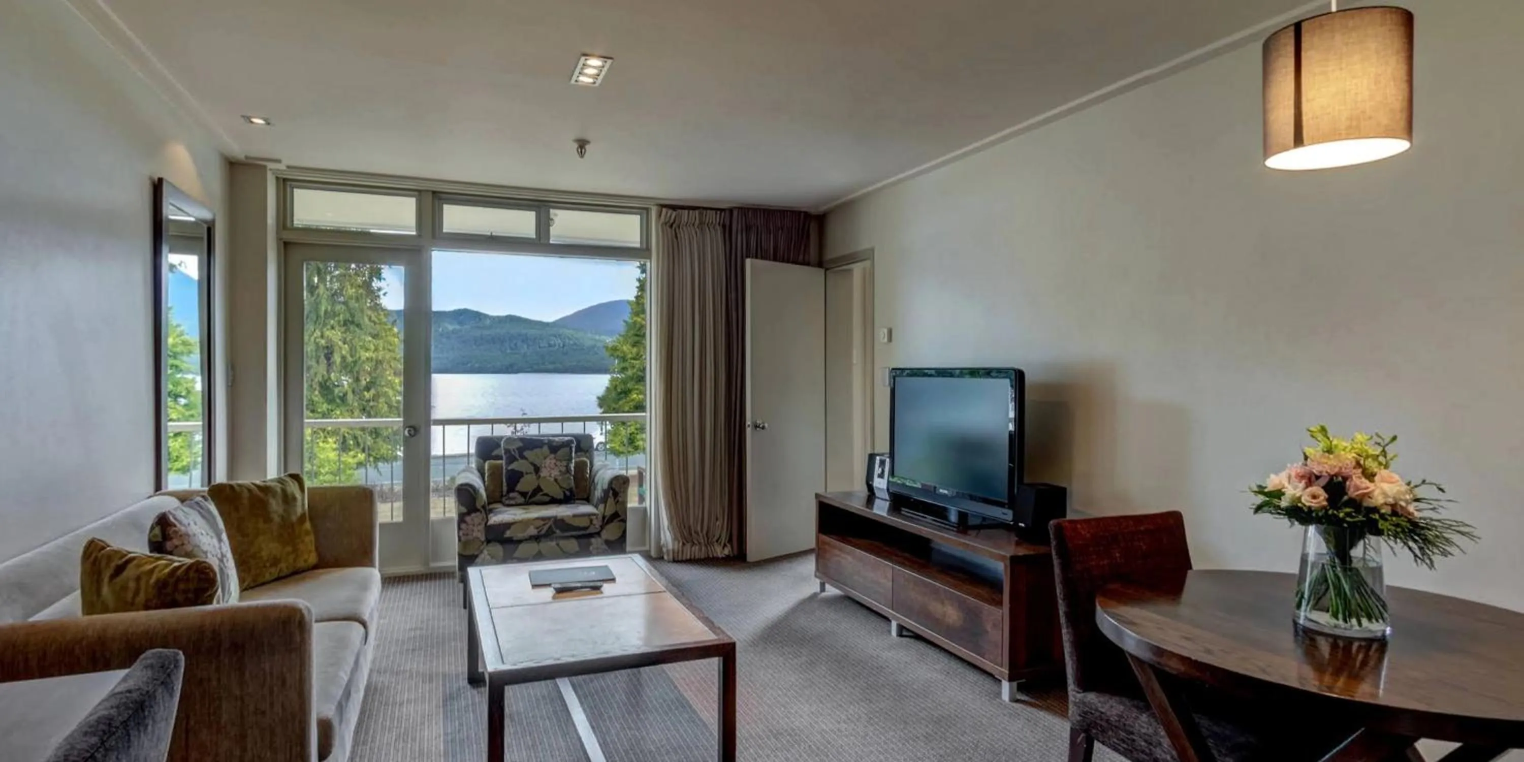 Suite with Lake View in Distinction Te Anau Hotel & Villas