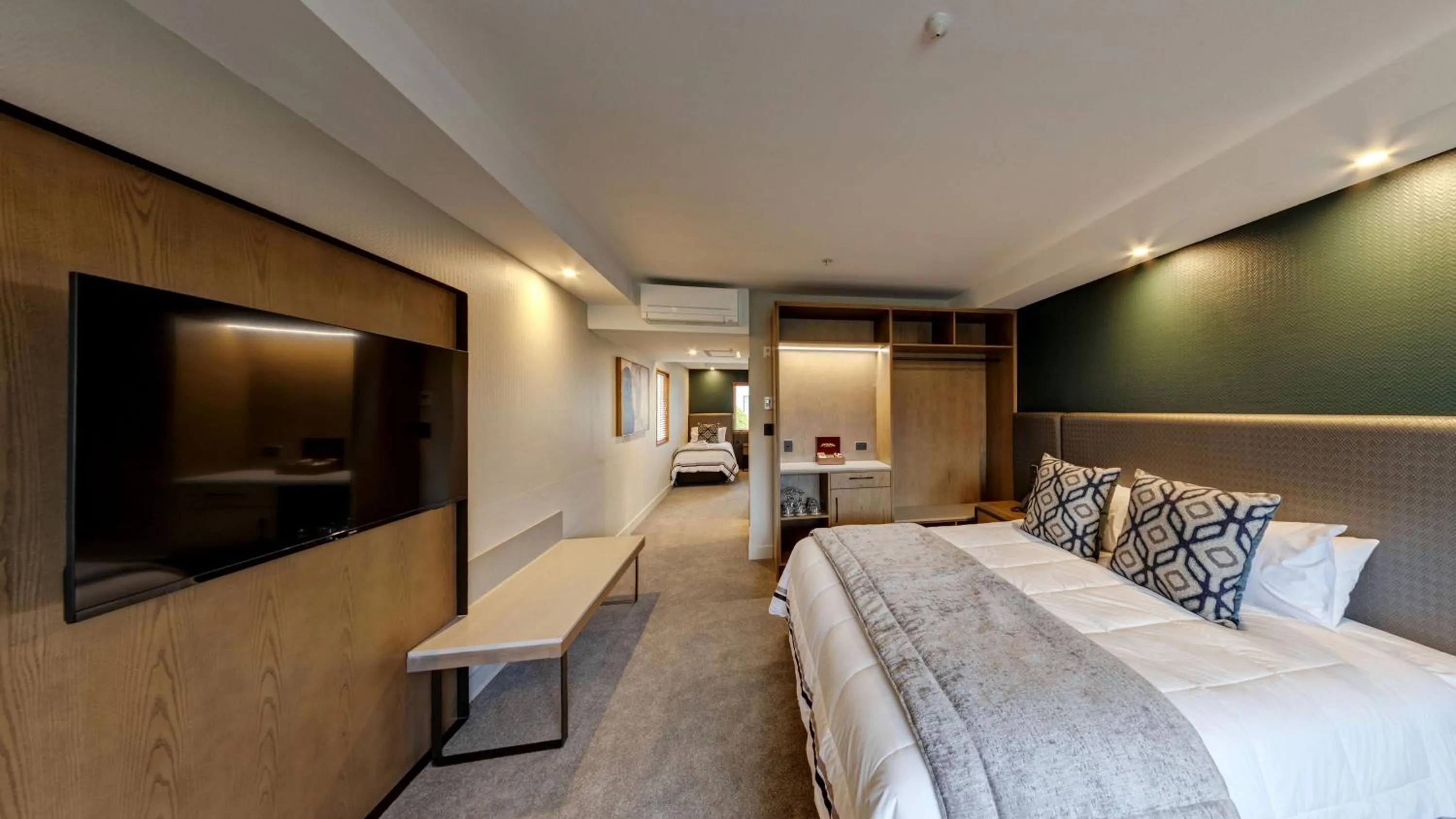 Deluxe Family Suite in Distinction Luxmore Hotel