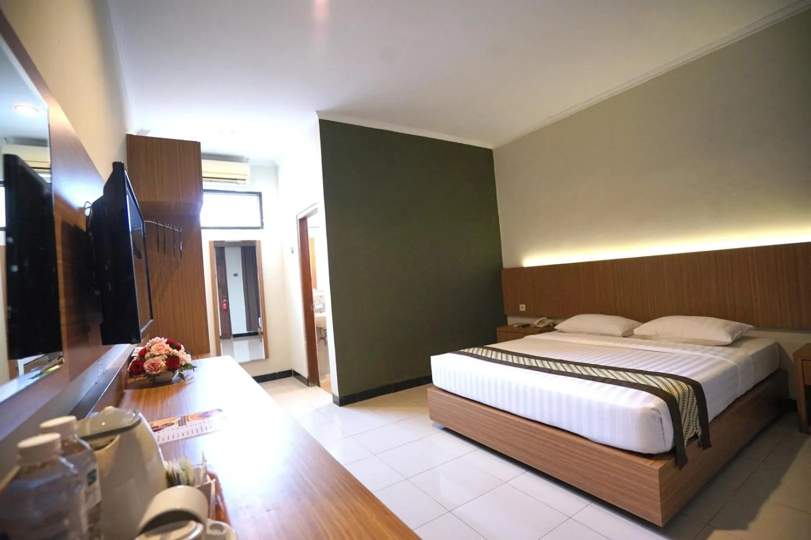 Deluxe Queen Room in Cakra Kusuma Hotel