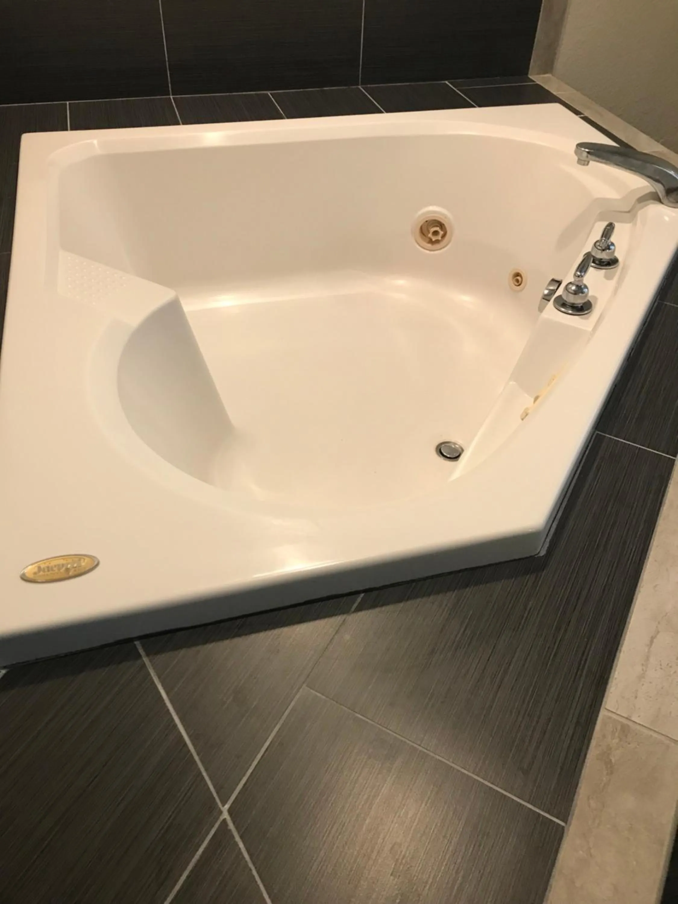 Queen Suite with Spa Bath - Non-Smoking in Microtel Inn & Suites Urbandale