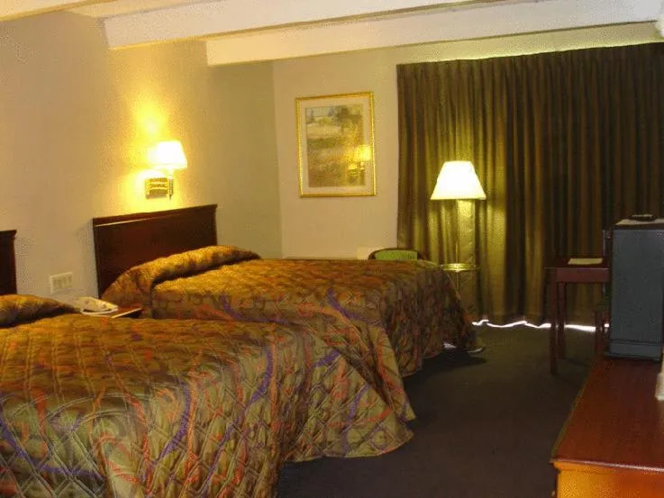 Queen Room with Two Queen Beds - Non-Smoking in America's Best Value Inn Phillipsburg