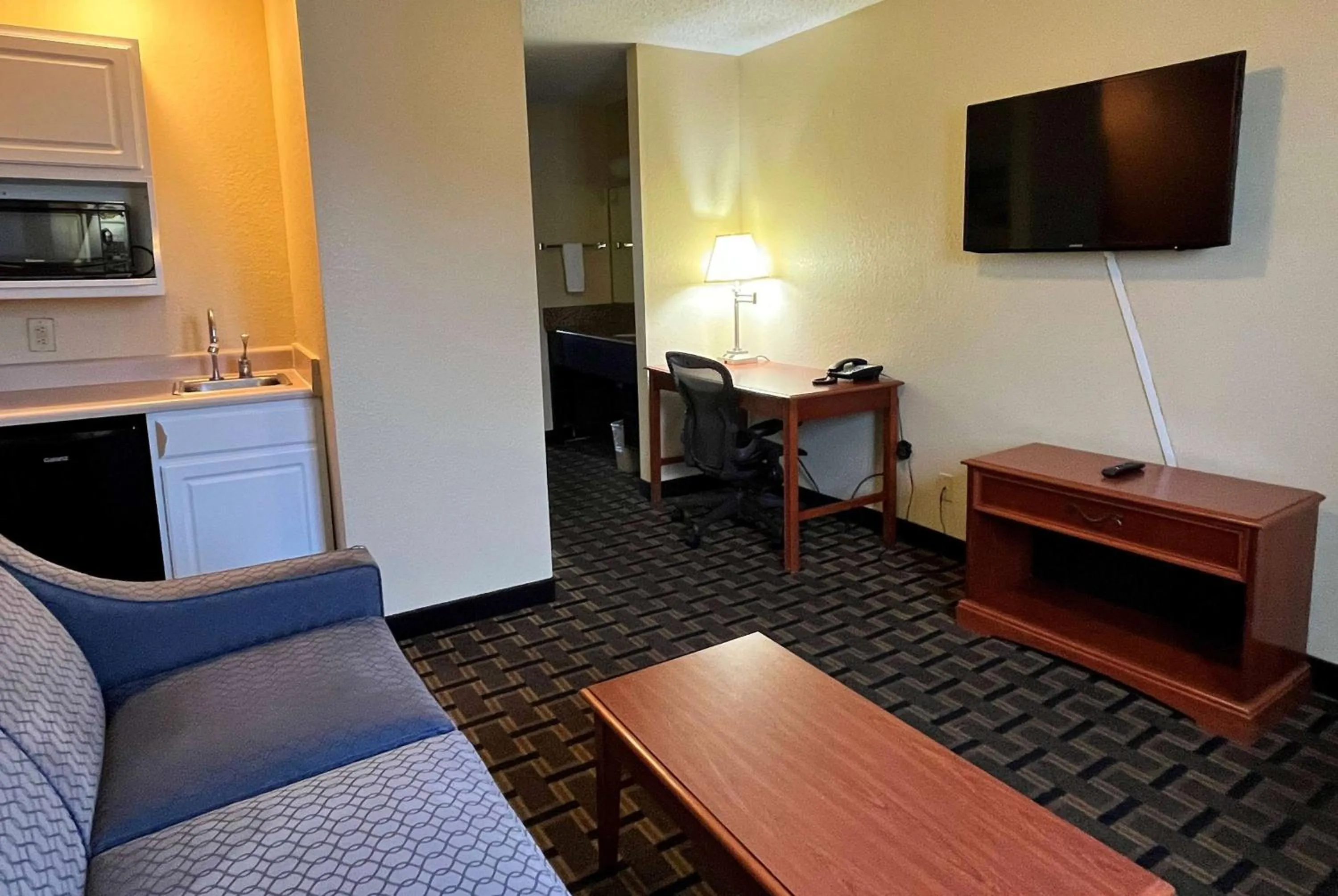 One-Bedroom King Suite - Non-Smoking in Super 8 by Wyndham Indianapolis/NE/Castleton Area