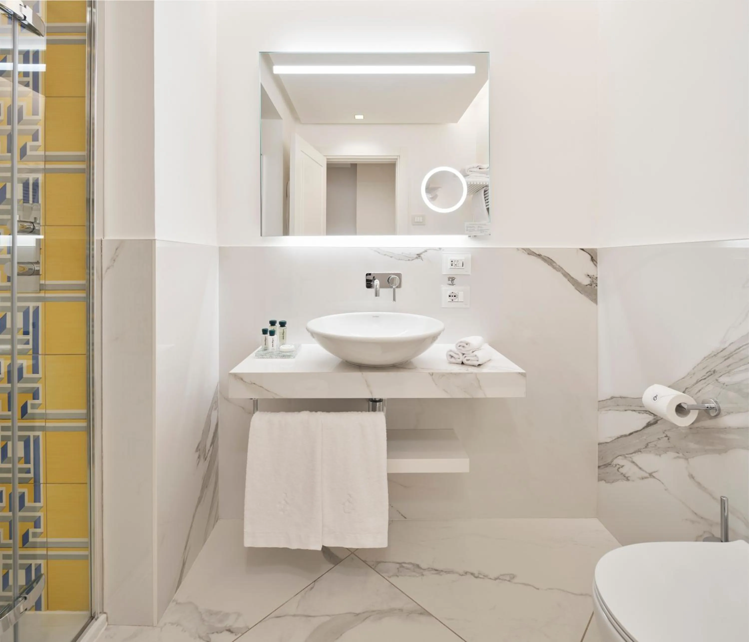 Superior Twin Room in De Bonart Naples, Curio Collection By Hilton